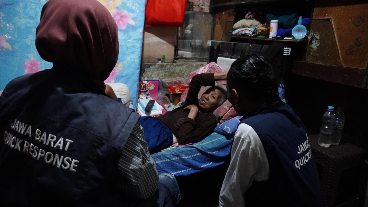 Nenek Nani Rohaini, 70, tergolek lemas saat dikunjungi tim dari Jabar Quick Response