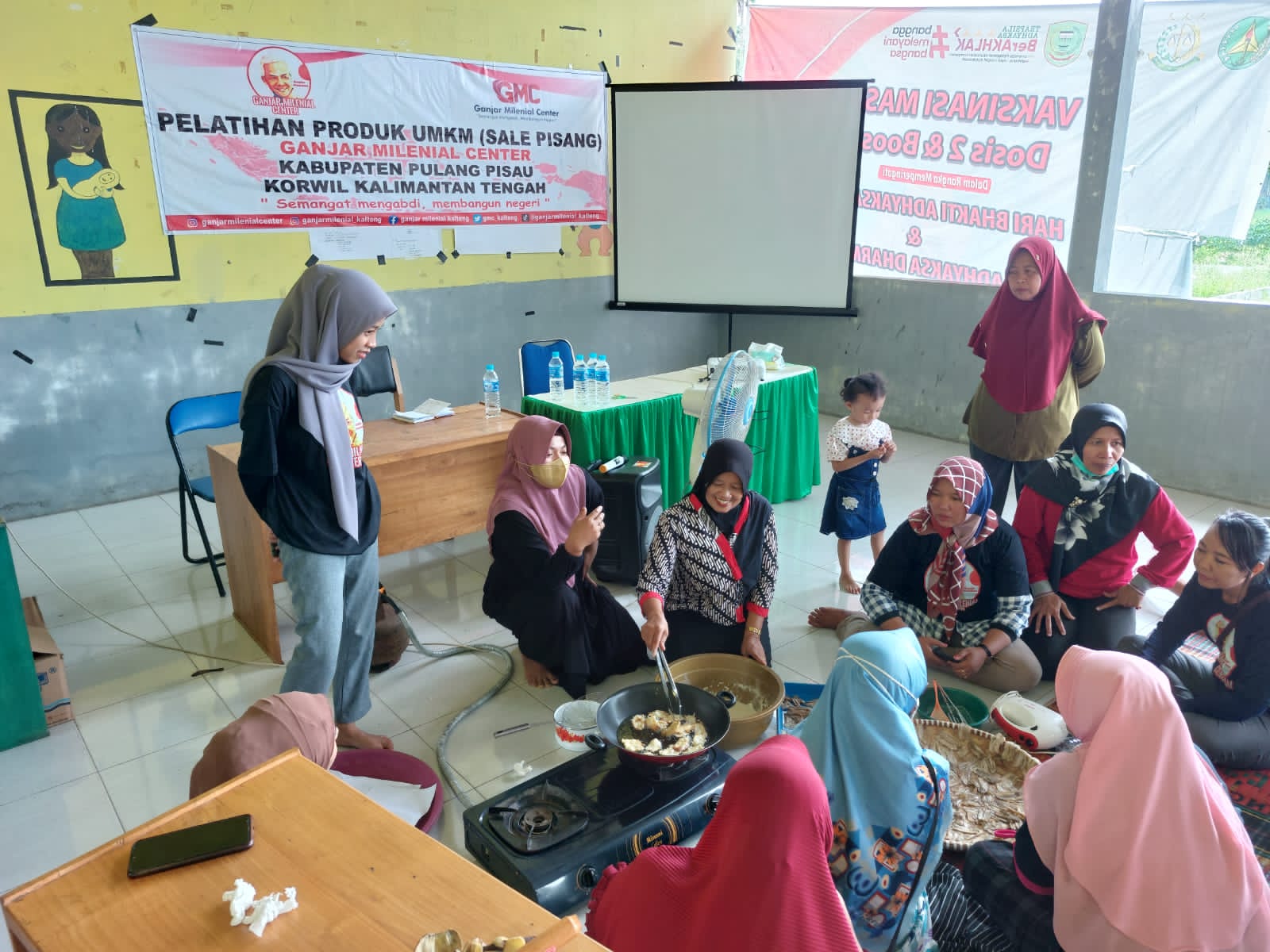 Relawan Ganjar Milenial Center (GMC) di Kalteng melatih ibu-ibu mengolah pisang menjadi makanan sehat yang enak dan bergizi tinggi