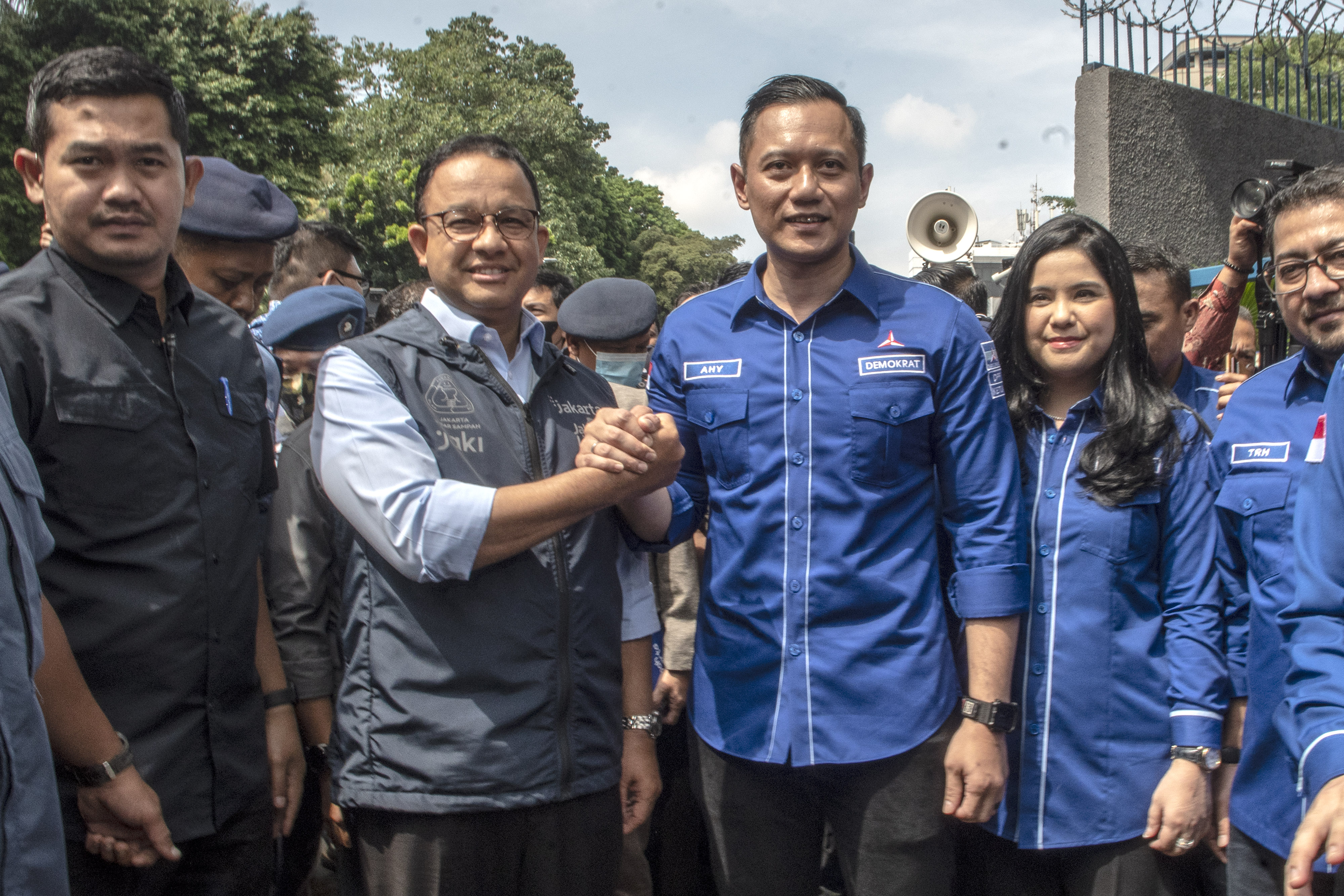 Capres Partai NasDem Anies Baswedan (kedua dari kiri) berjabat tangan dengan Ketua Umum Partai Demokrat Agus Harimurti Yudhoyono (AHY).