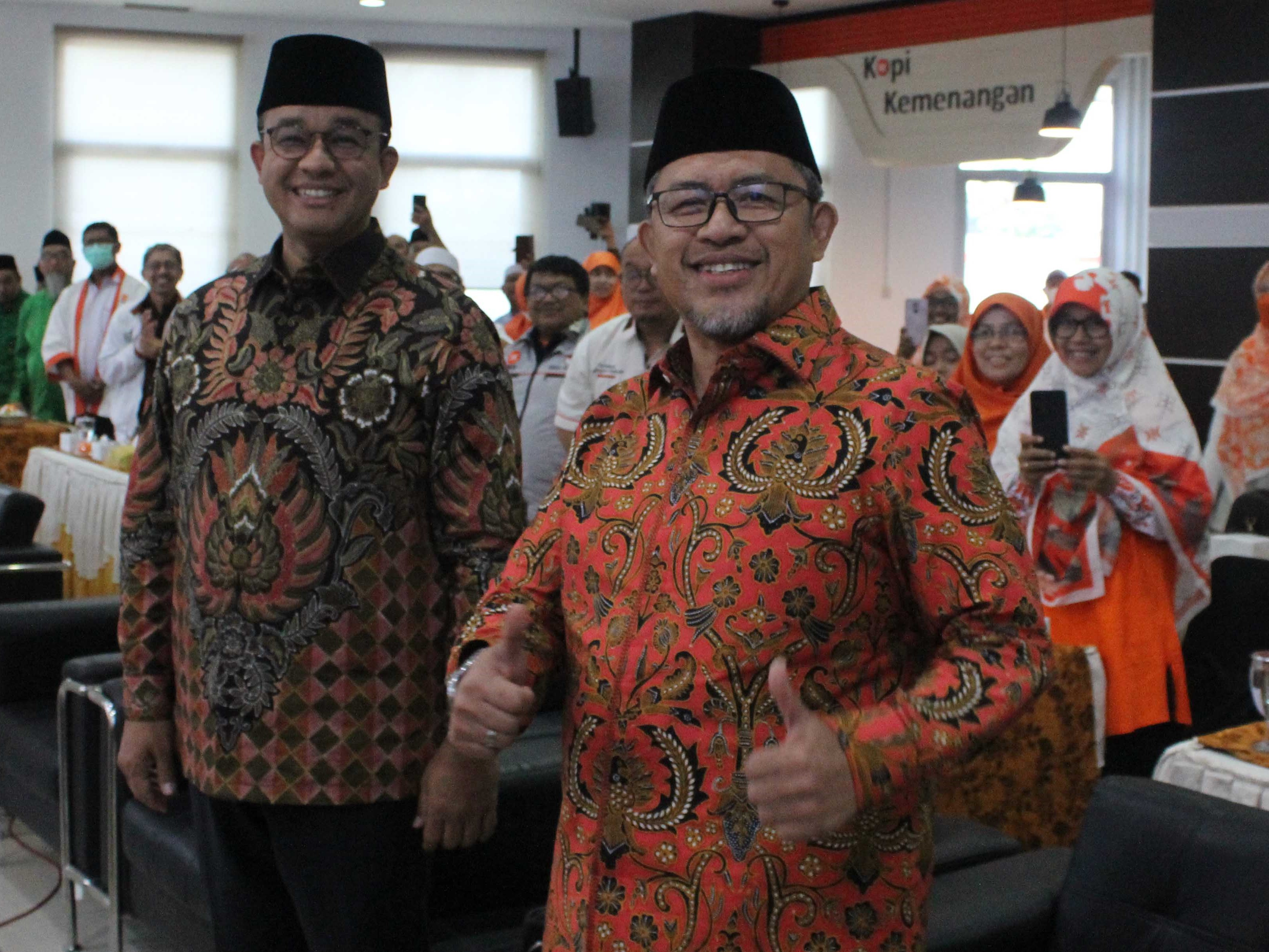 Bakal calon presiden Partai Nasdem Anies Rasyid Baswedan bersama dengan Wakil Ketua Majelis Syuro PKS Ahmad Heryawan, Minggu (30/10).