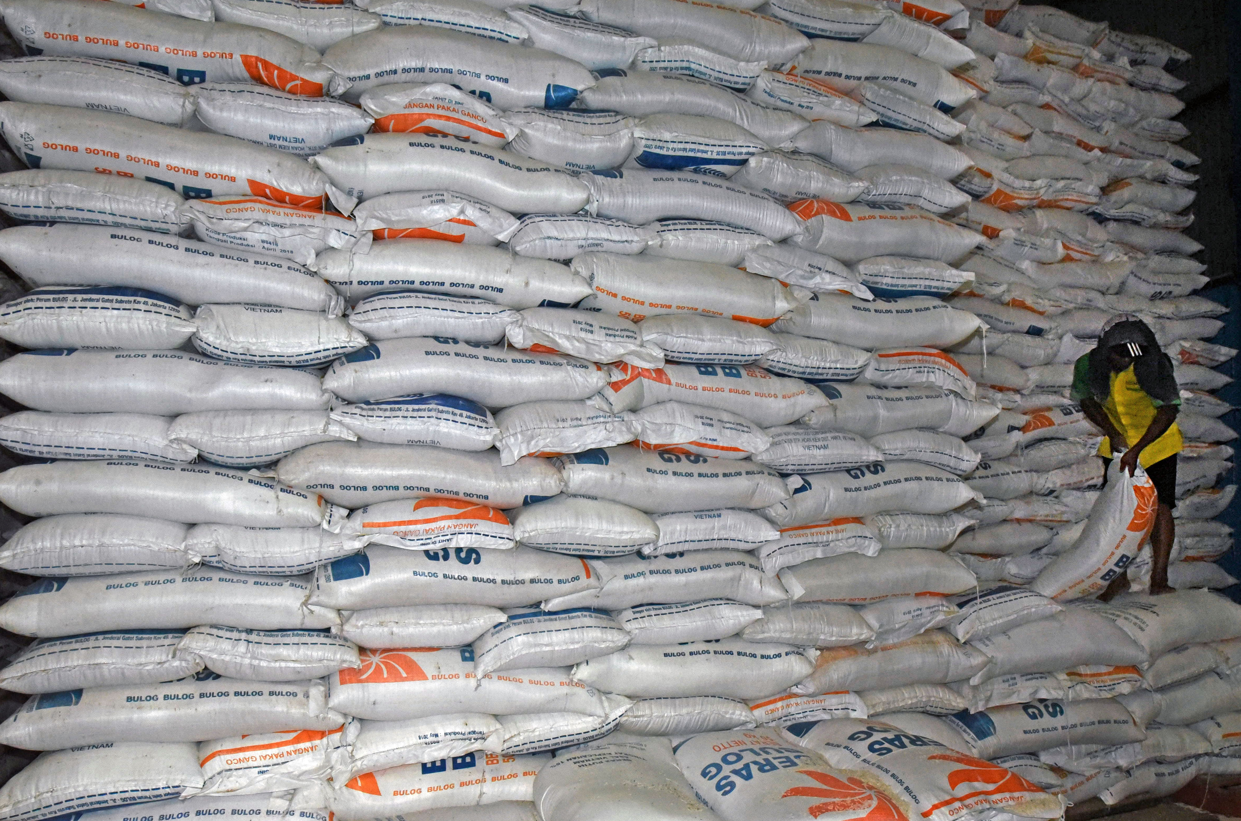 Cadangan beras di gudang perum Bulog, Serang, Banten