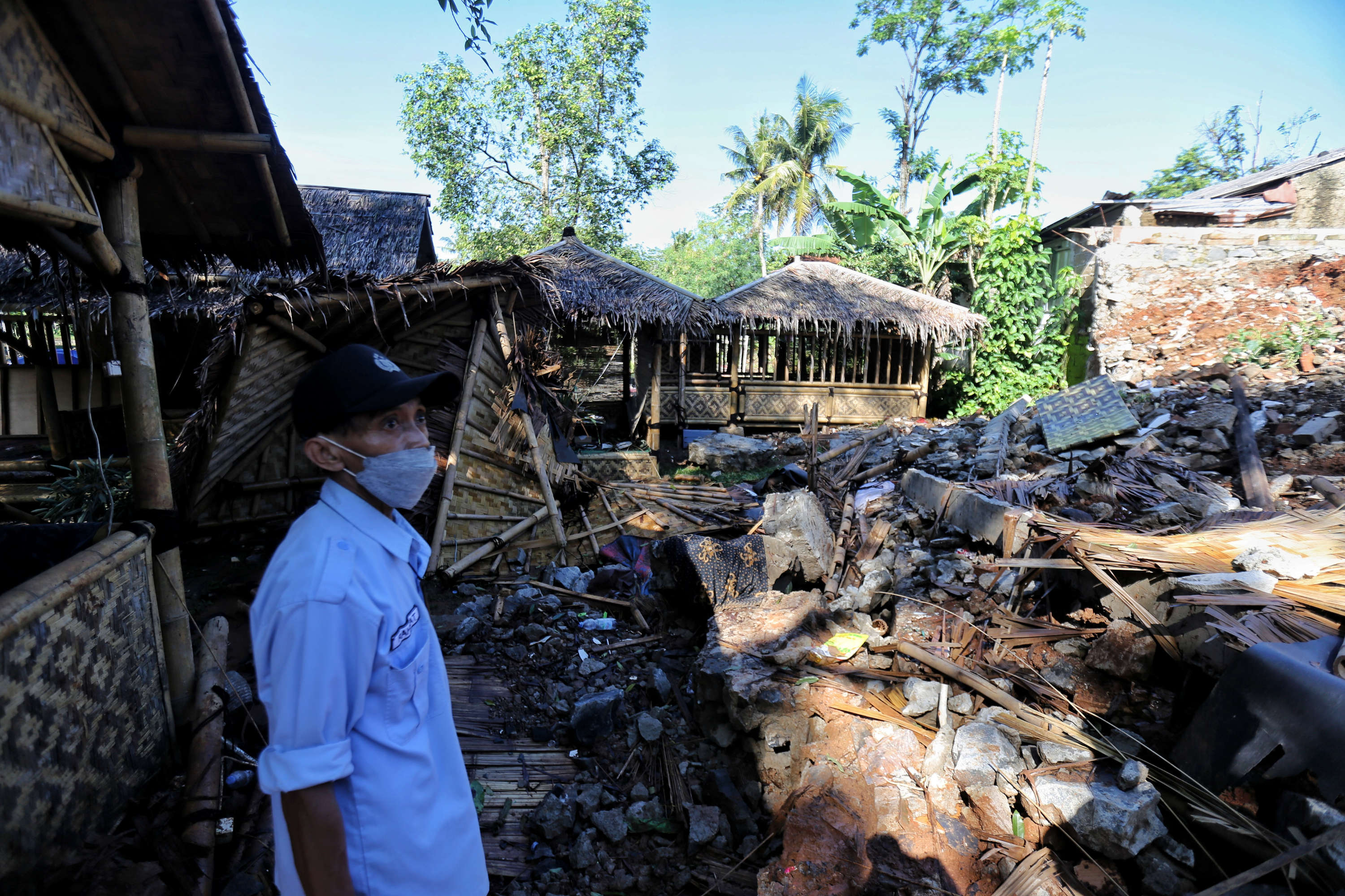 Petugas memeriksa kondisi longsor yang menimpa tempat makan di Saung Tiga, Sawangan, Depok, Jawa Barat