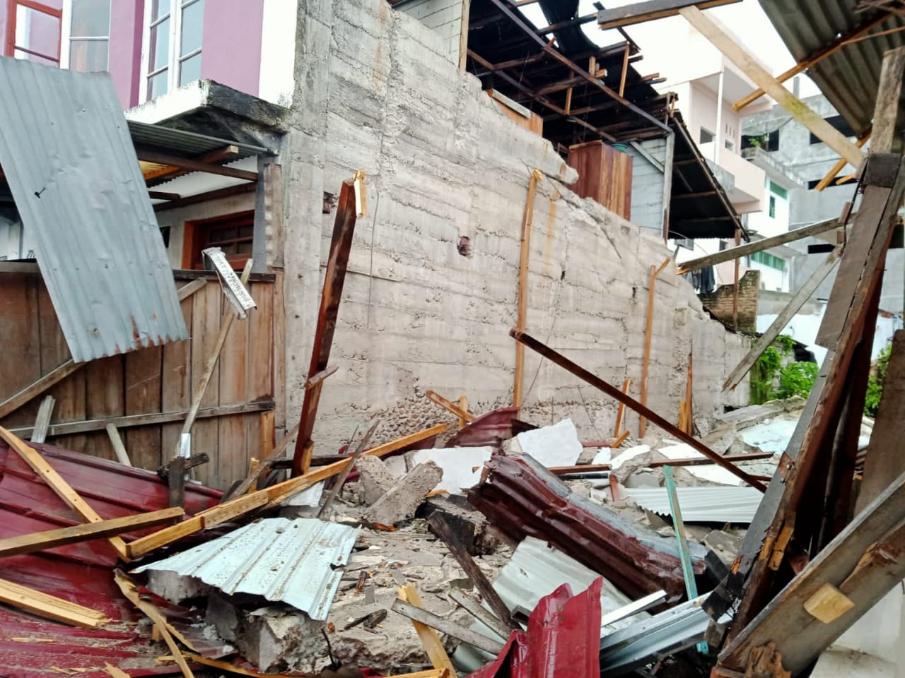 Rumah milik warga di Kabupaten Tarutung, Kabupaten Tapanuli Utara, Sumut, porak poranda akibat gempa M 6.0, Sabtu (1/10).