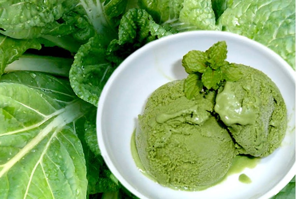 Ibu-ibu PKK di Kota Pasuruan, Jawa Timur,  membuat menu dari bahan lokal yakni 'es krim sawi'.