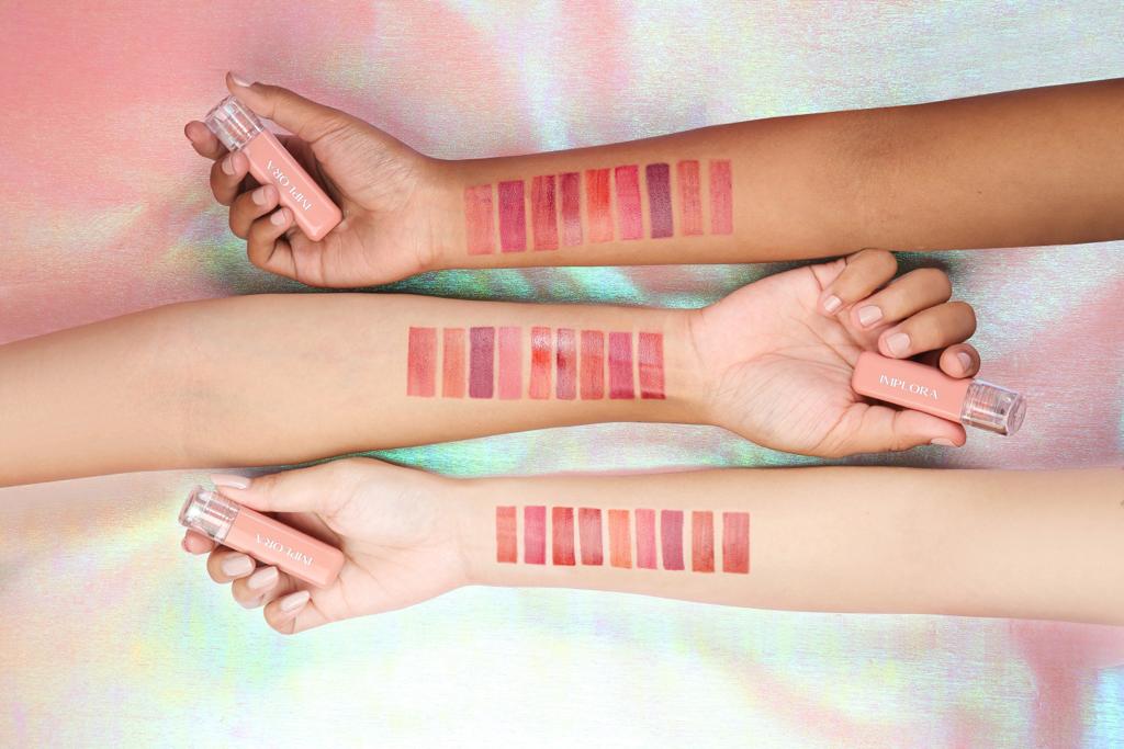 Ada sembilan variasi warna lipstik. 