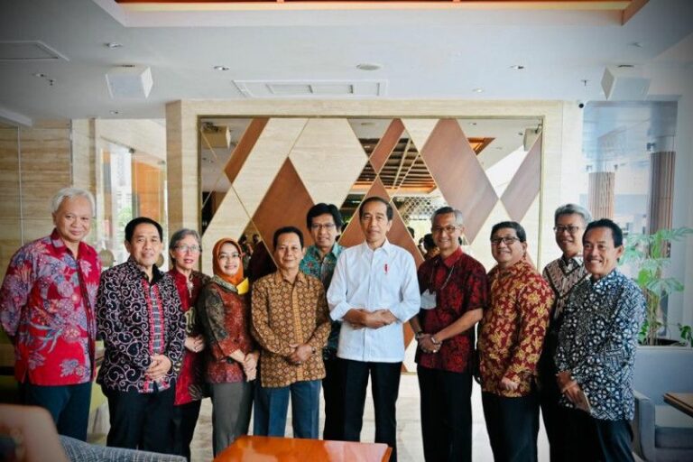 Presiden Joko Widodo berfoto bersama teman-teman semasa kuliah di Yogyakarta