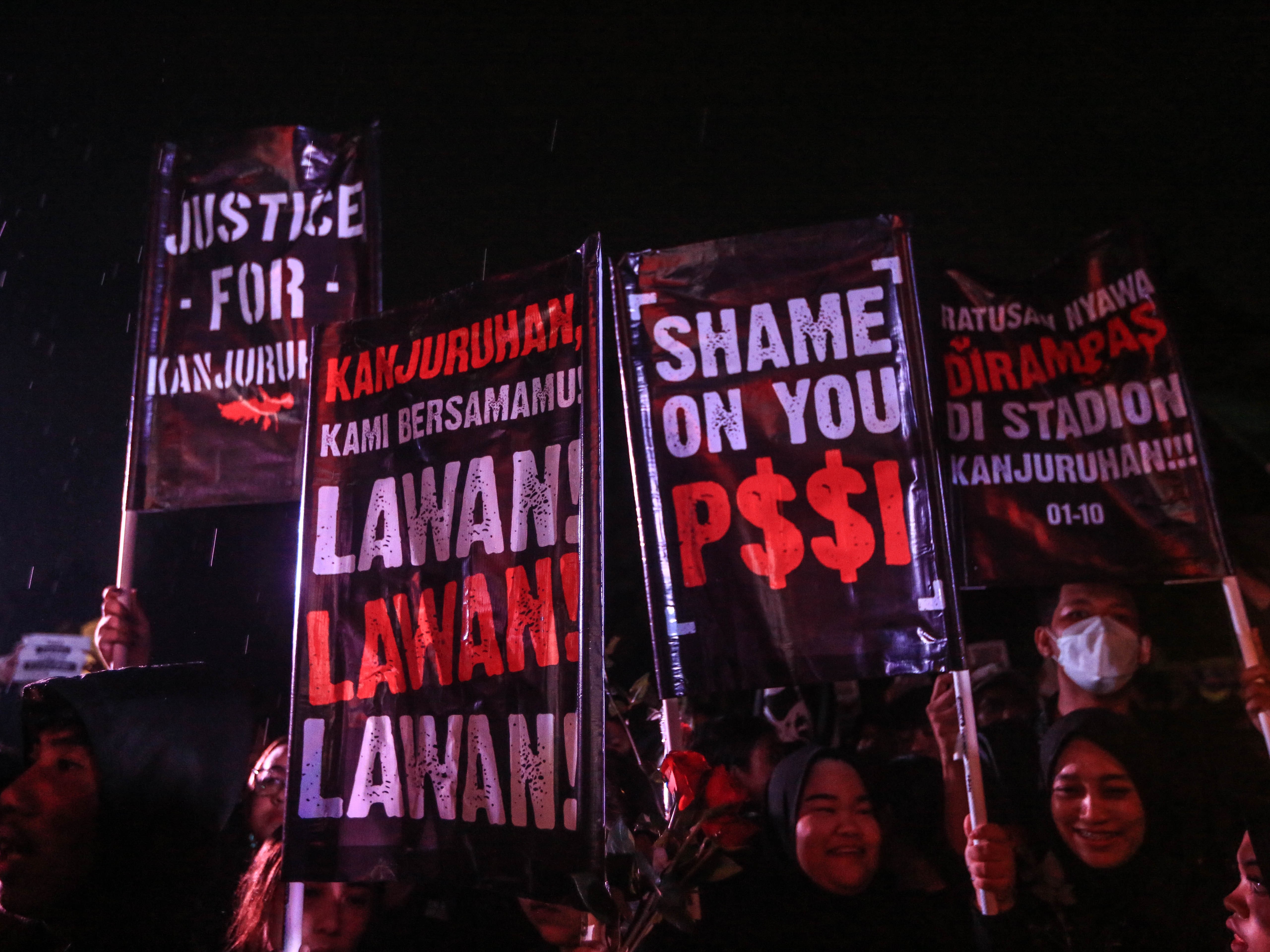 Sejumlah suporter klub sepak bola berkumpul saat doa bersama tragedi Kanjuruhan di Maguwoharjo, Sleman, DI Yogyakarta, Kamis (6/10/2022).