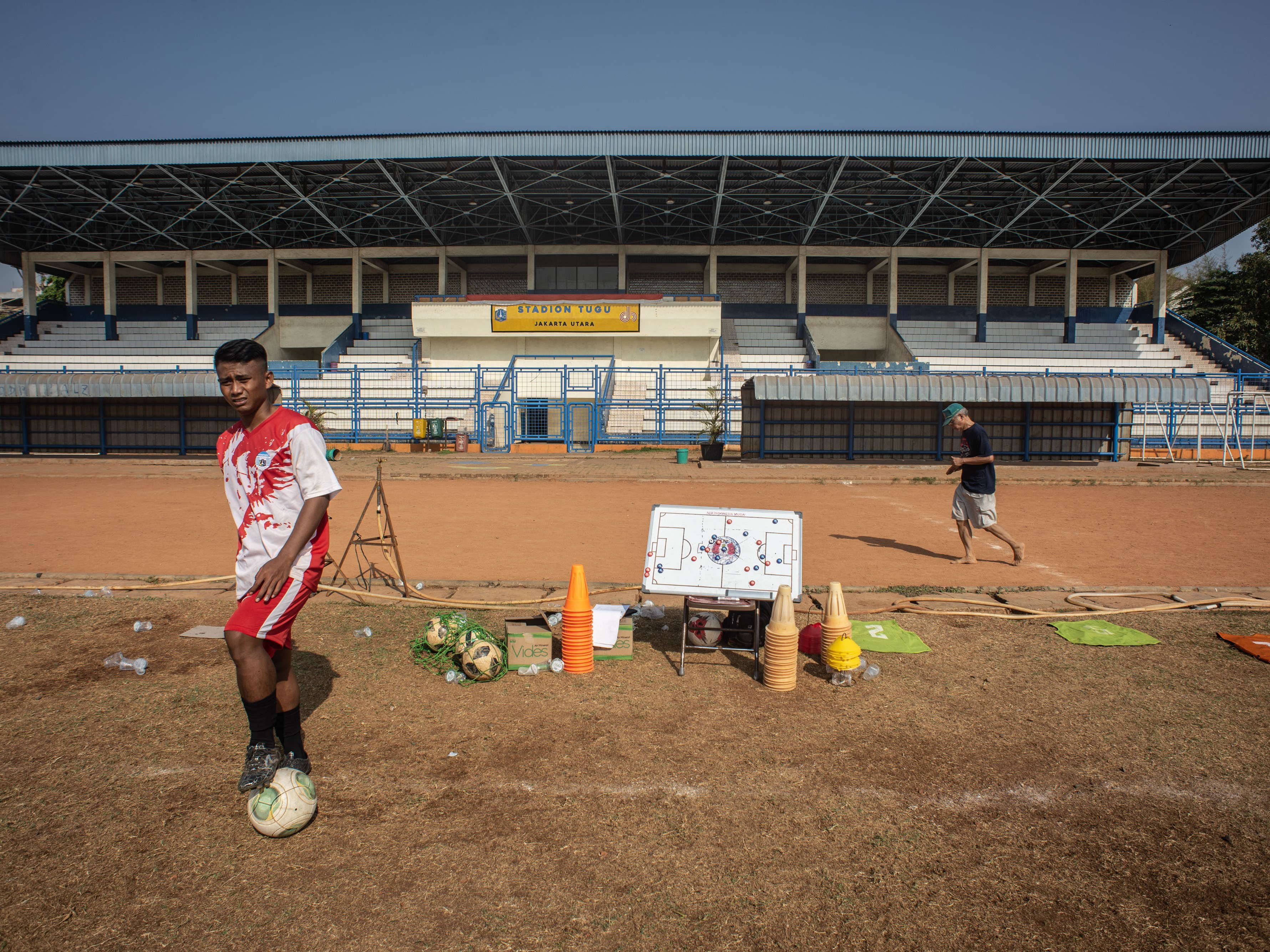 Warga berolahraga di Stadion Tugu, Koja, Jakarta.