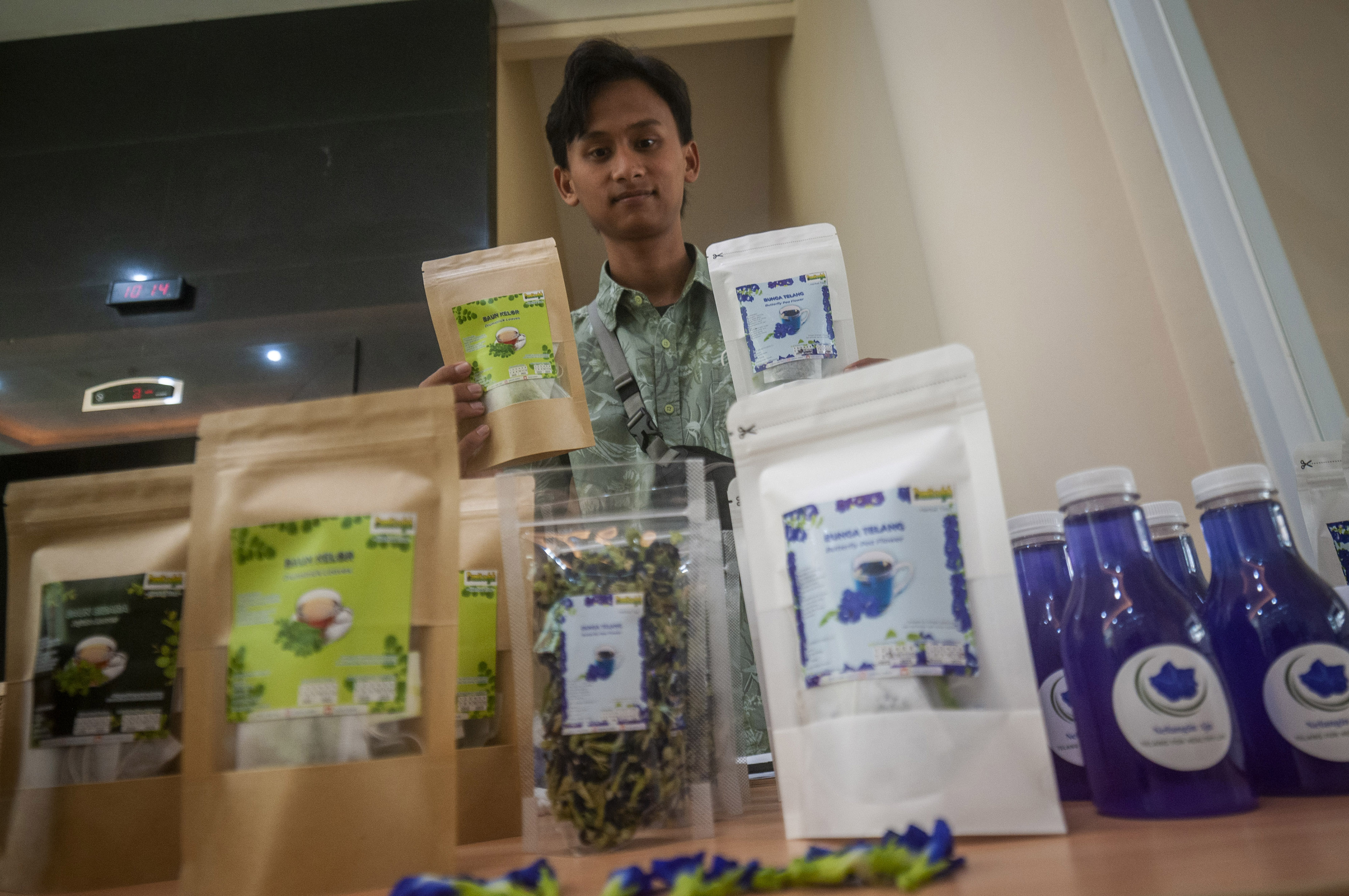 Mahasiswa memamerkan produk lokakarya miliknya di Kampus Universitas Sultan Ageng Tirtayasa, Banten, Selasa (13/9/2022).