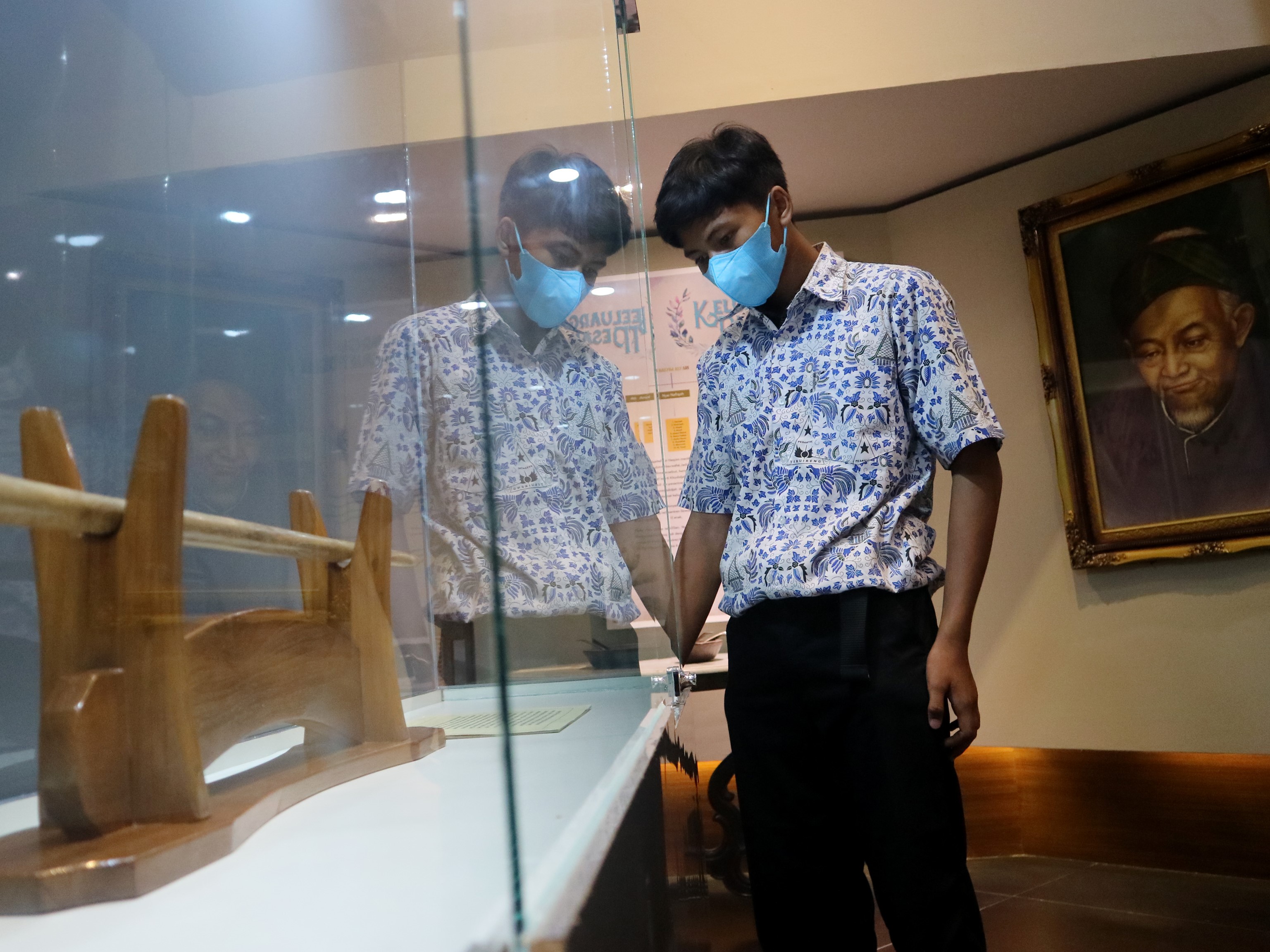Pelajar melihat tongkat peninggalan KH Hasyim Asy'ari di Museum Islam Indonesia KH Hasyim Asy'ari Tebuireng, Kabupaten Jombang, Jawa Timur.