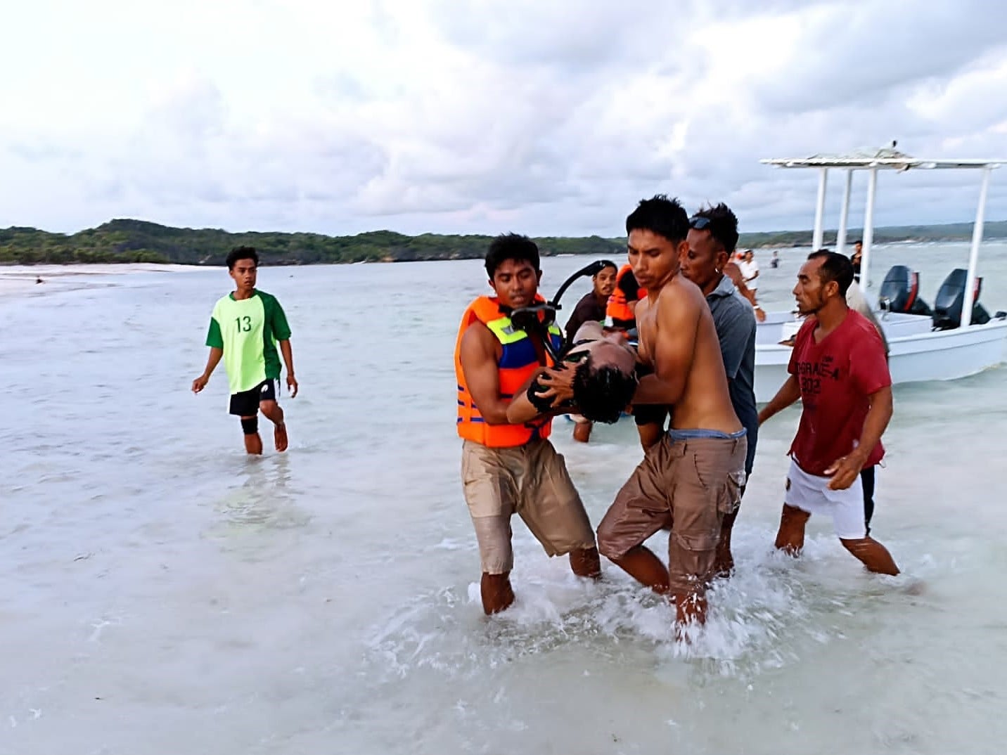 Petugas mengevakuasi korban musibah perahu di Pantai Desa Bo'a, Kecamatan Rote Barat, Kabupaten Rote Ndao, NTT, Minggu (16/10).