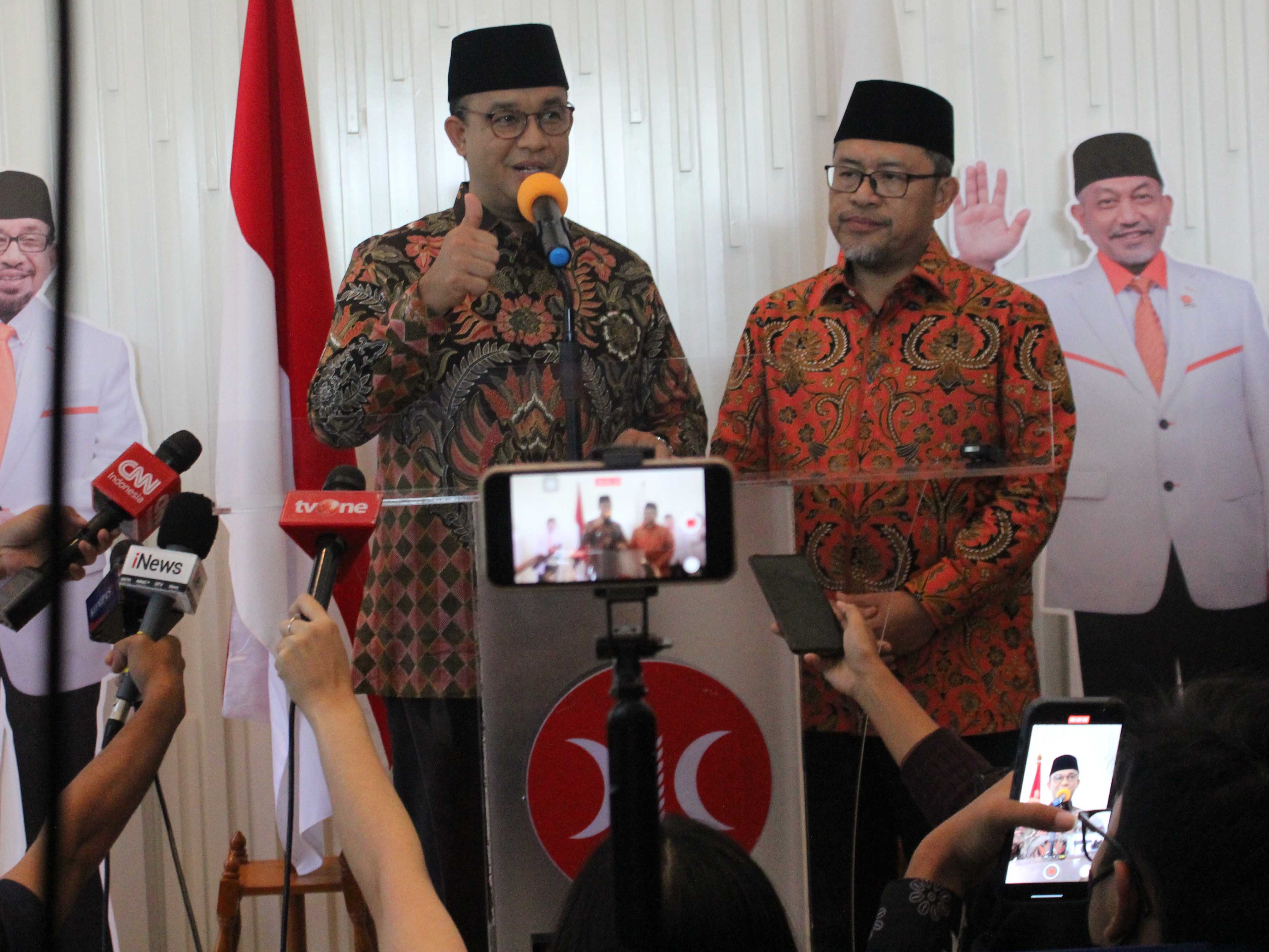 Bakal calon presiden Partai Nasdem Anies Rasyid Baswedan bersama dengan Wakil Ketua Majelis Syuro PKS Ahmad Heryawan, Minggu (30/10).