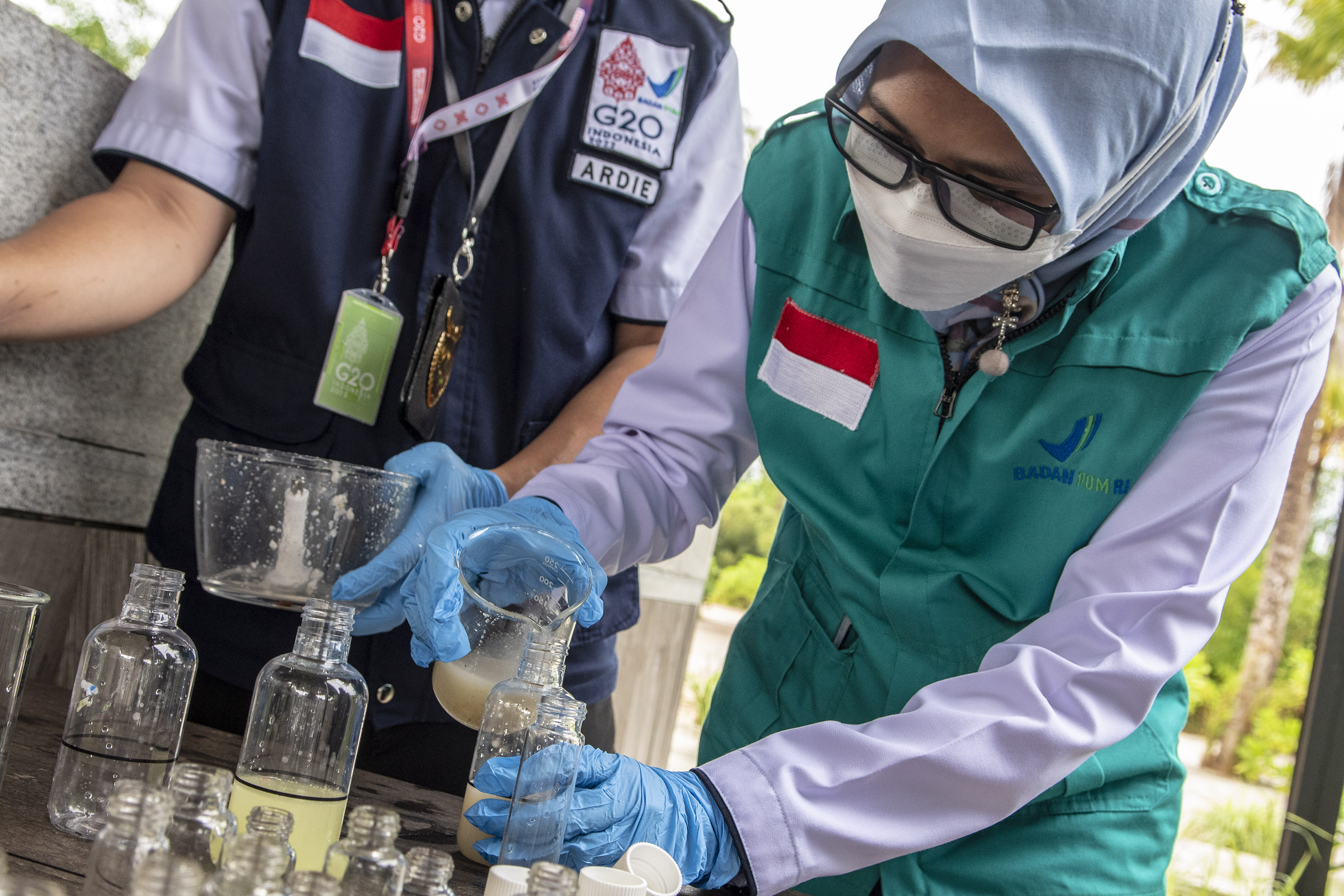 Ilustrasi. Petugas BPOM melakukan pengujian sampel makanan.