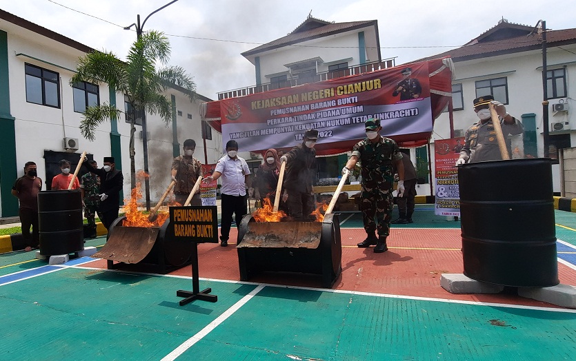 Kajari Cianjur, Jawa Barat, Yudi Prihastoro (tga kanan) memimpin pemusnahan barang bukti di Kantor Kejaksaan Negeri Cianjur, Kamis (20/10).