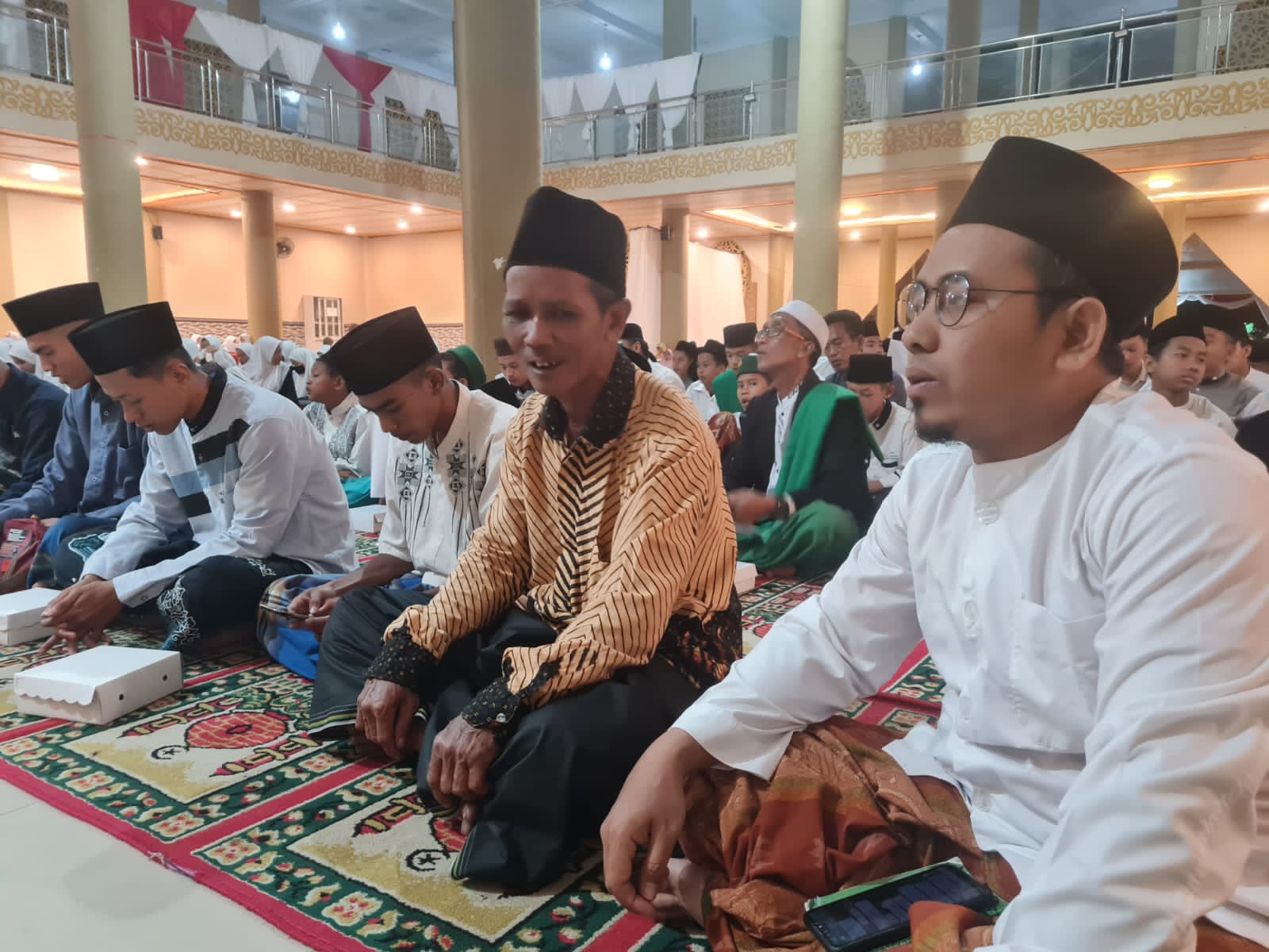 Sekitar 1.700 santri berkumpul di Islamic Centre Pondok Pesantren Al Aziziyyah, Denanyar, Jombang, Jawa Timur, Jumat (28/10) malam mendoaka