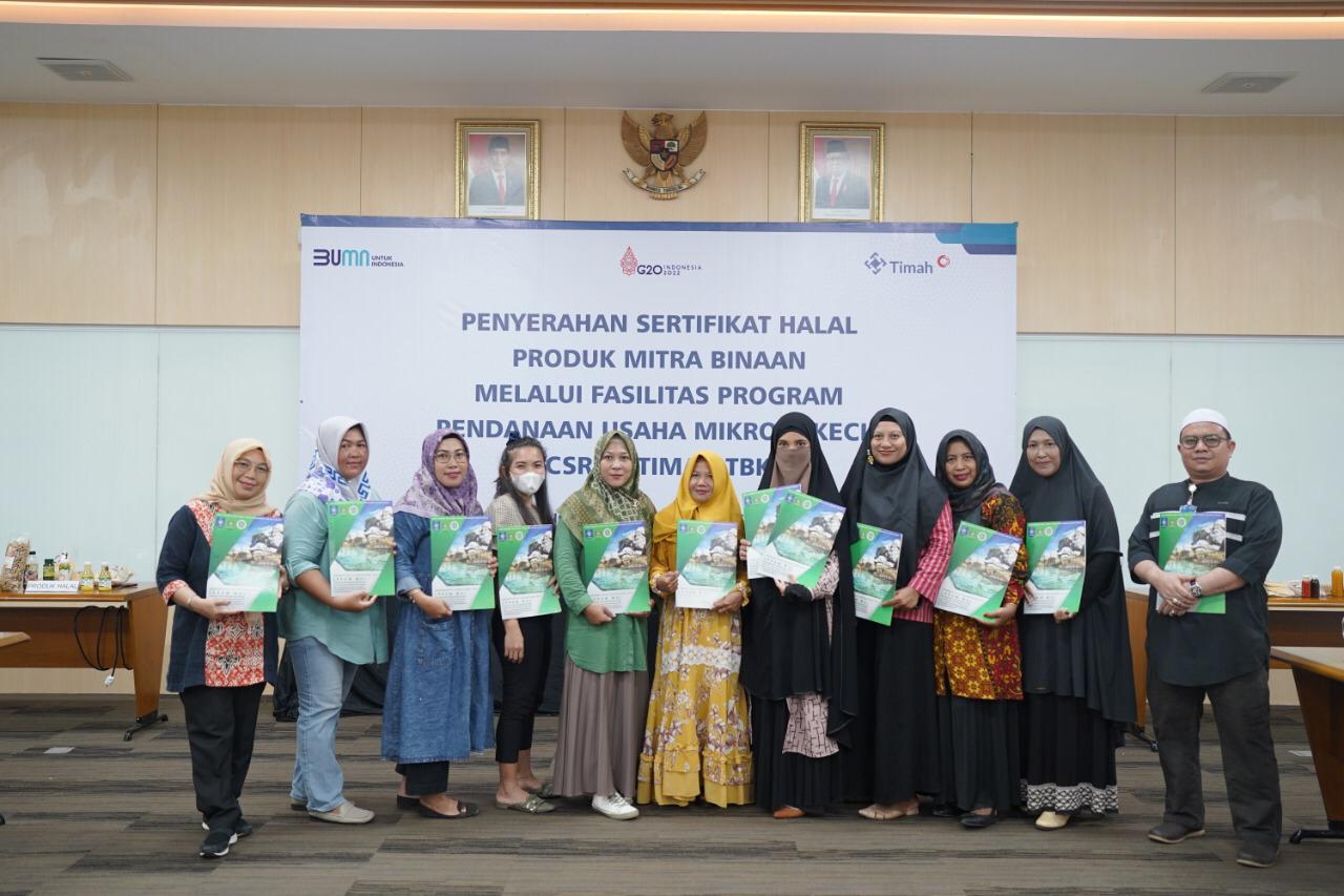 Penyerahan sertifikat halal melalui program Pendanaan Usaha Mikro dan Kecil CSR PT Timah Tbk,  di Ruang Rapat Utama, Babel, Senin (17/10)