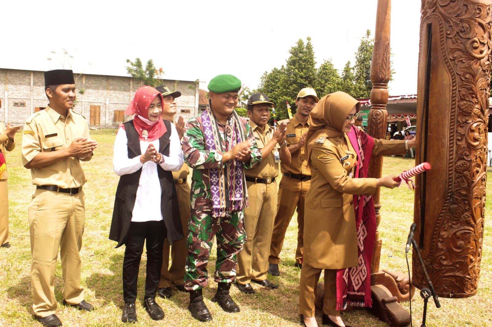 Bupati Sri Mulyani memukul kentongan tanda dimulainya kegiatan KBMKB XIV-XV di Klaten, Senin (24/10/2022)
