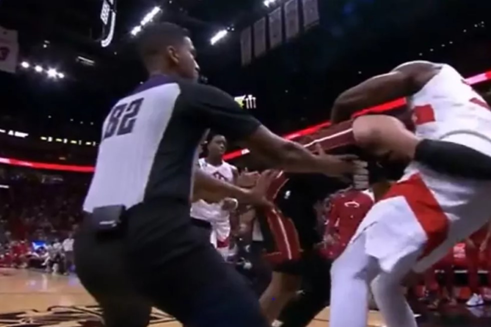 Perkelahian antara pemain Miami Heat Caleb Martin dan pemain Toronto Raptors Christian Koloko.