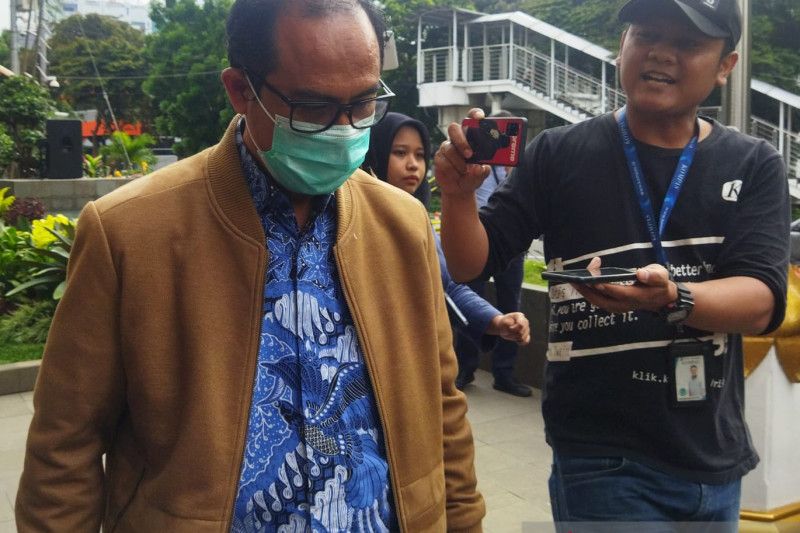 Hakim Agung Gazalba Saleh (kiri) usai diperiksa sebagai saksi di Gedung Merah Putih KPK, Jakarta