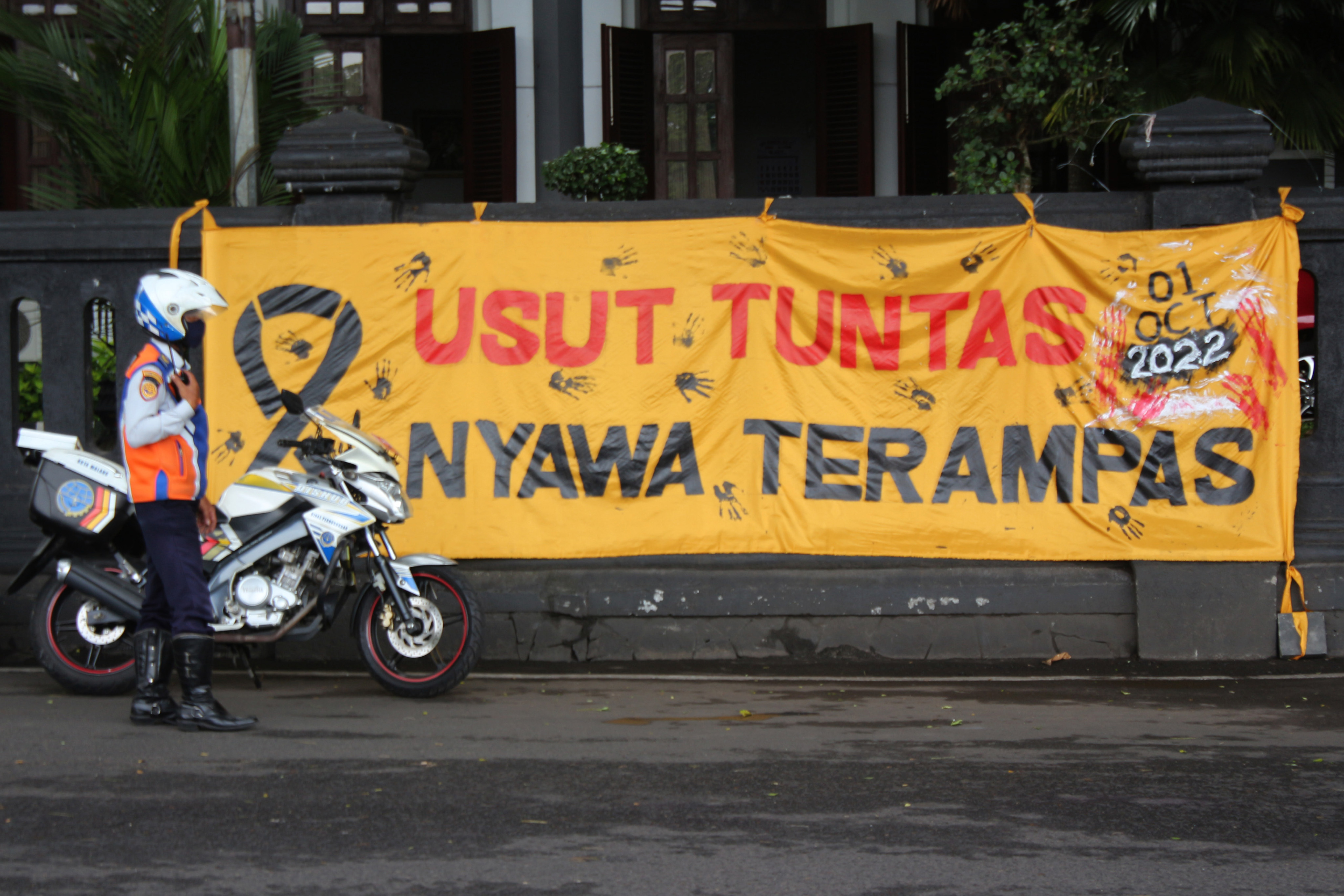 Spanduk kecaman tragedi Kanjuruhan terpasang di depan gedung DPRD Kota Malang, Jawa Timur.