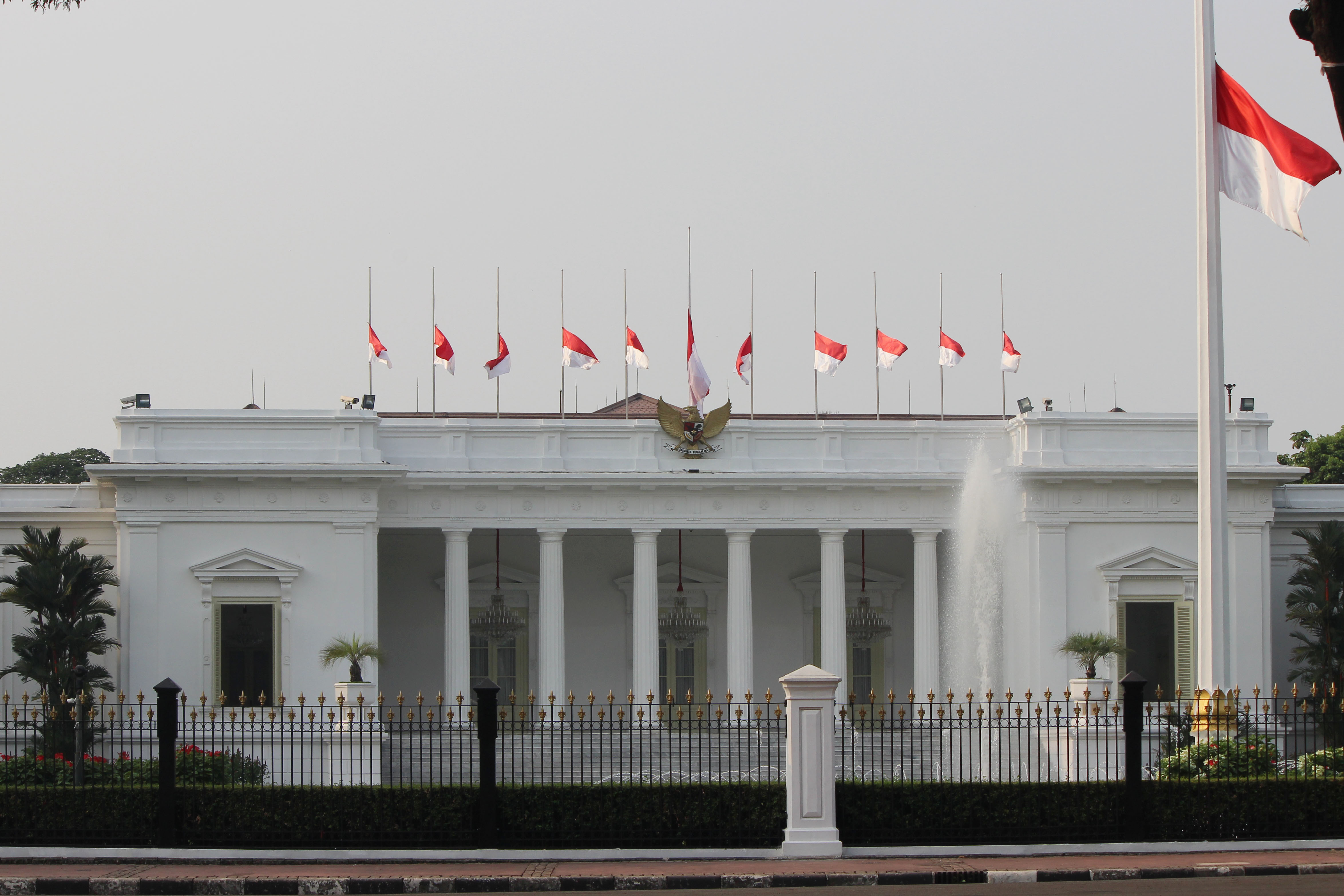 Potret pengibaran bendera setengah tiang di Istana Negara, Jakarta.