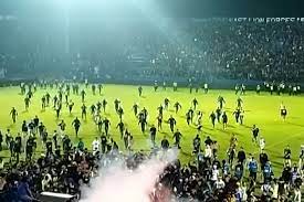 Potret dari rekaman video yang menunjukkan adanya gas air mata di Stadion Kanjuruhan, Malang.  