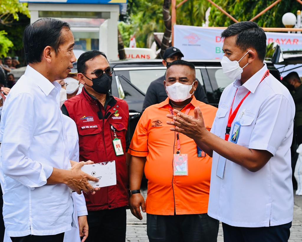 Presiden Joko Widodo meninjau penyaluran Bantuan Subsidi Upah (BSU) Tahun 2022 di Balikpapan, Kalimantan Timur
