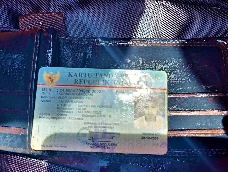 Sejumlah barang termasuk kartu identitas korban kapal terbakar yang ditemukan Tim SAR di perairan Naikliu, Kupang, NTT, Jumat (28/10). 