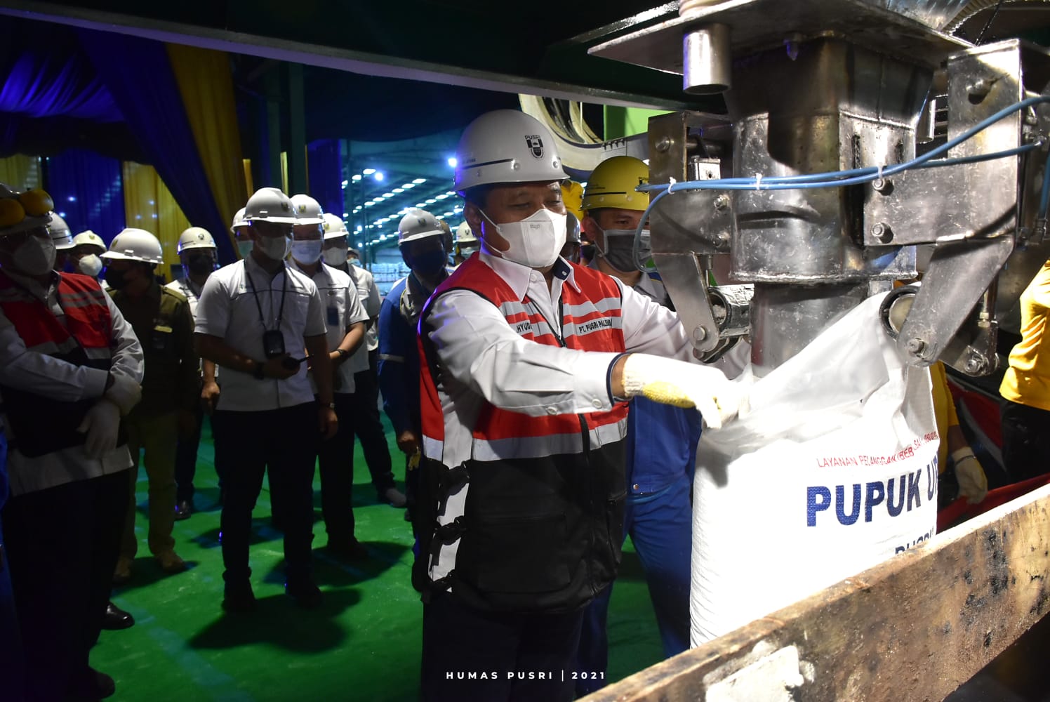 Dirut Pusri Tri Wahyudi Saleh meninjau langsung proses pengemasan pupuk bersubsidi di pabrik Pusri IIB di Palembang.