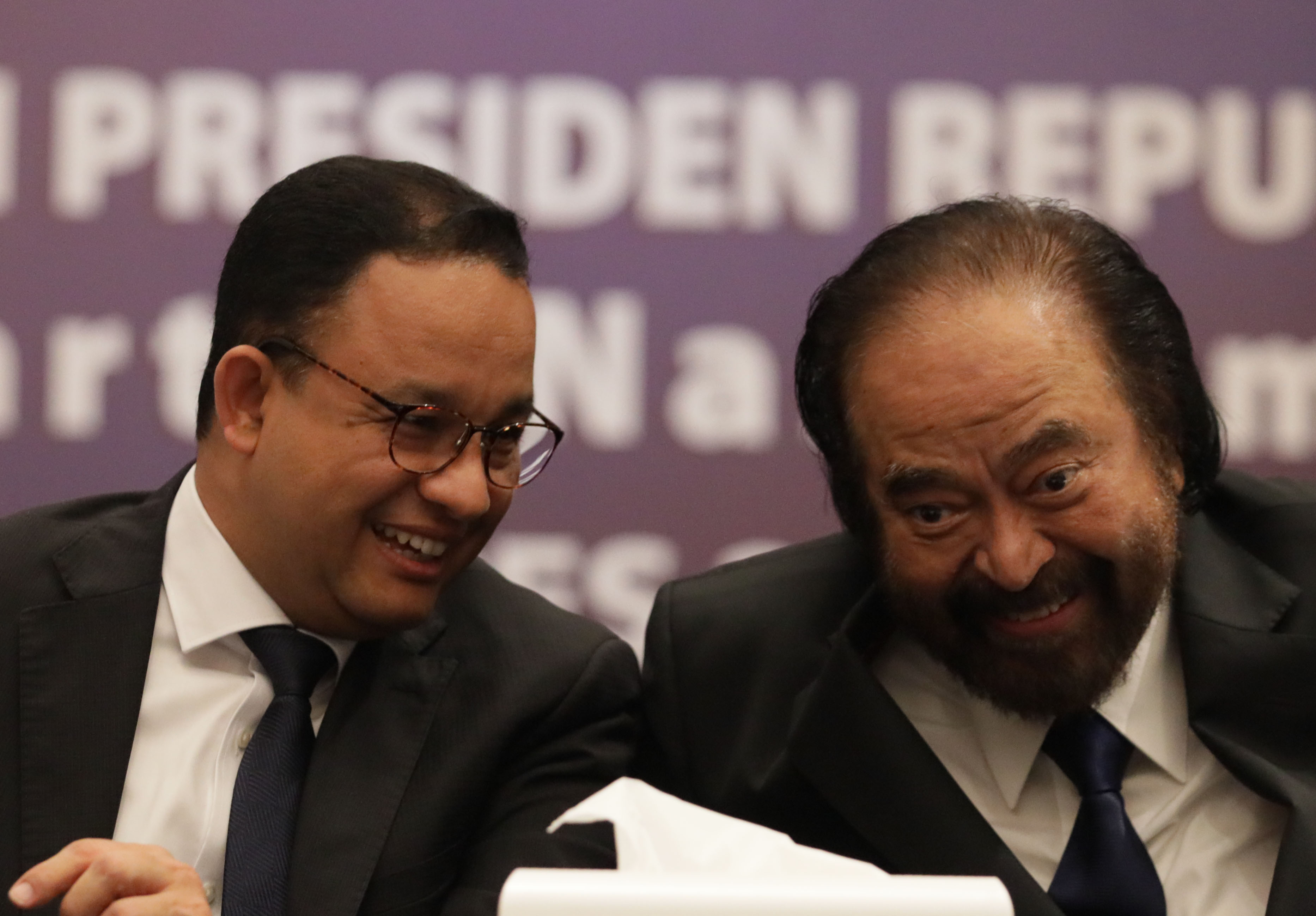 Ketum Partai NasDem Surya Paloh berbincang dengan capres yang diusung, Anies Baswedan.