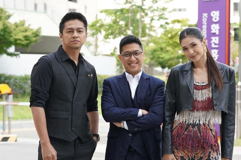 Sutradara Kimo Staboel (tengah) bersama bintang serial Teluh Darah, Deva Mahendra dan Mikha Tambayong