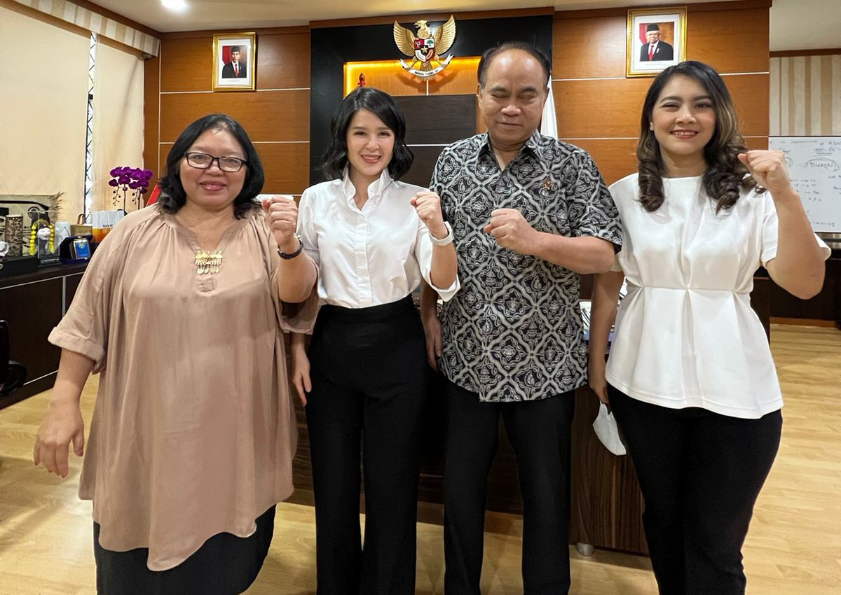 Sekretaris Dewan Pembina PSI Grace Natalie (kedua dari kiri) dan Ketua Umum Projo Budi Arie