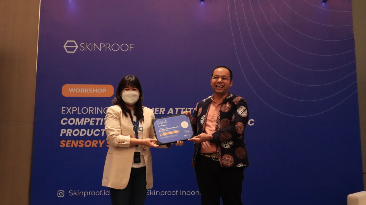 Theresia Sinandang, Head of Skinproof bersama Dr Ing Dase Hunaefi, Sensory Scientist-IPB University, Member of Sensory Society Profesional