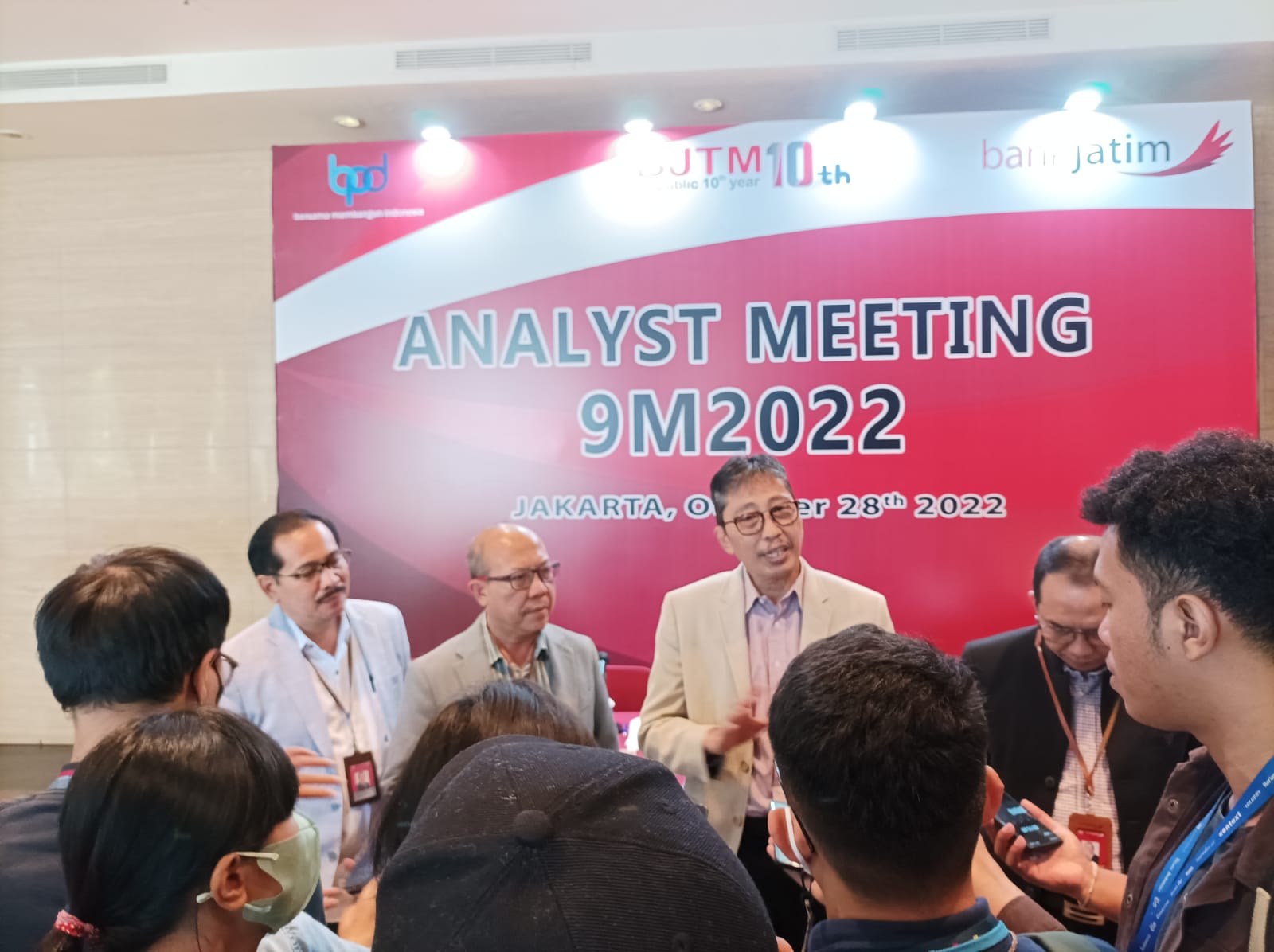 Dirut Bank Jatim Busrul Iman menjawab pertanyaan wartawan usai analyst meeting di Jakarta.