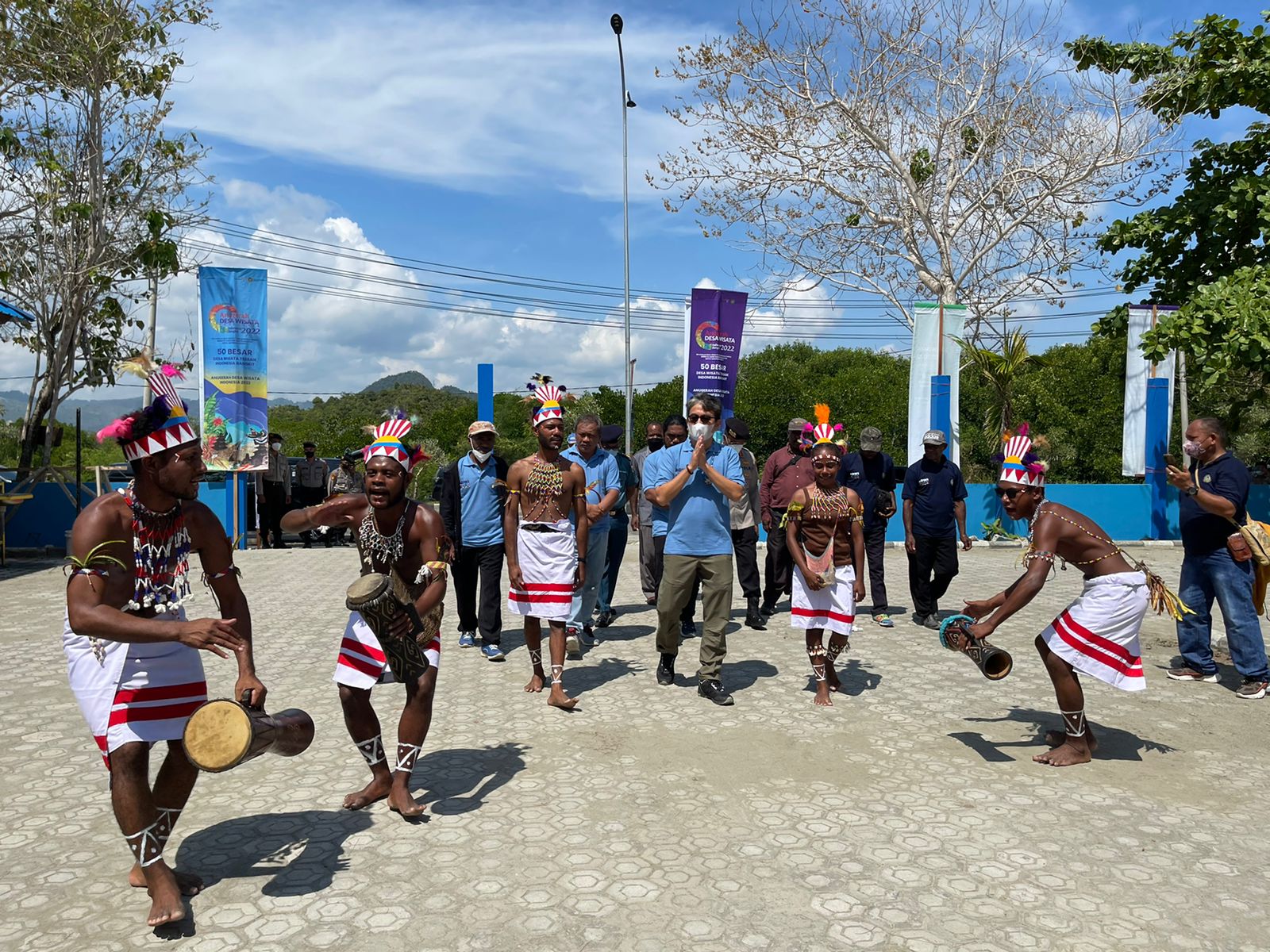 Rombonggan Kemenparekraf disambur tarian saat kunjungan ke Desa Wisata Kampung Tobati, Kota Jayapura, Provinsi Papua. 