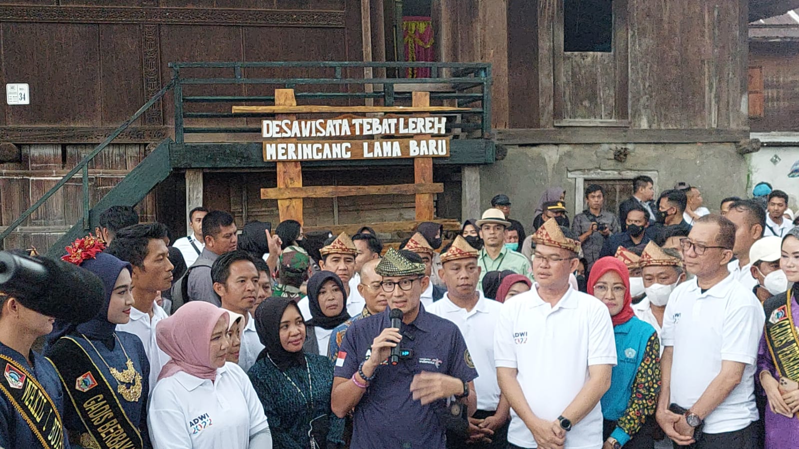 Menparekraf Sandiaga Uno mengunjungi Desa Wisata Tebat Lereh Meringang, Penjalang, Kecamatan Dempo Selatan, Kota Pagar Alam, Sumsel.