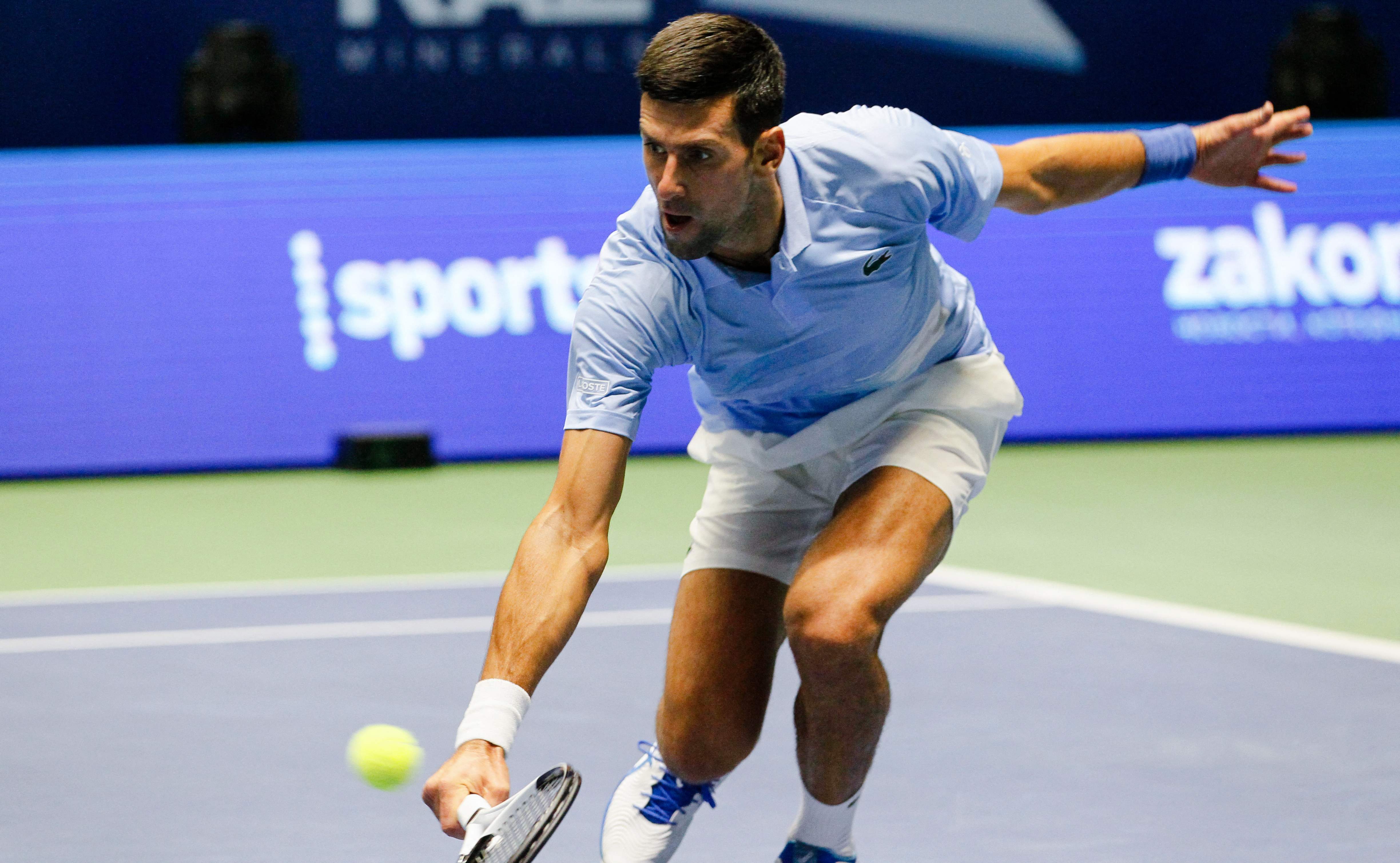 Petenis Serbia Novak Djokovic berusaha mengembalikan bola ke arah lawanya Daniil Medvedev dari Rusia pada turnamen Astana Terbuka. 