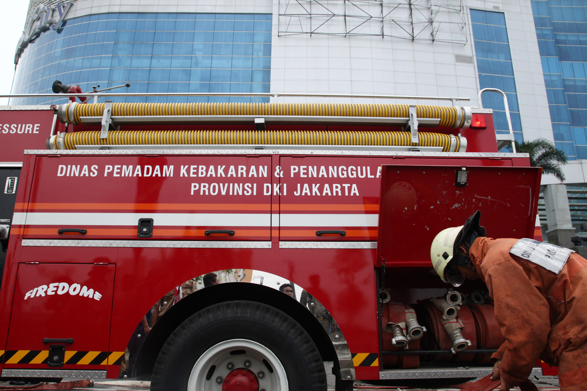 Petugas Pemadam kebakaran DKI Jakarta.