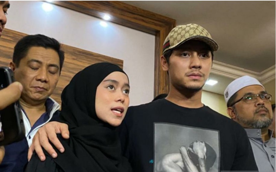 Pasangan artis Lesti Kejora dan Rizky Billar memberikan keterangan pers di Polres Metro Jakarta Selatan, Selasa (18/10).