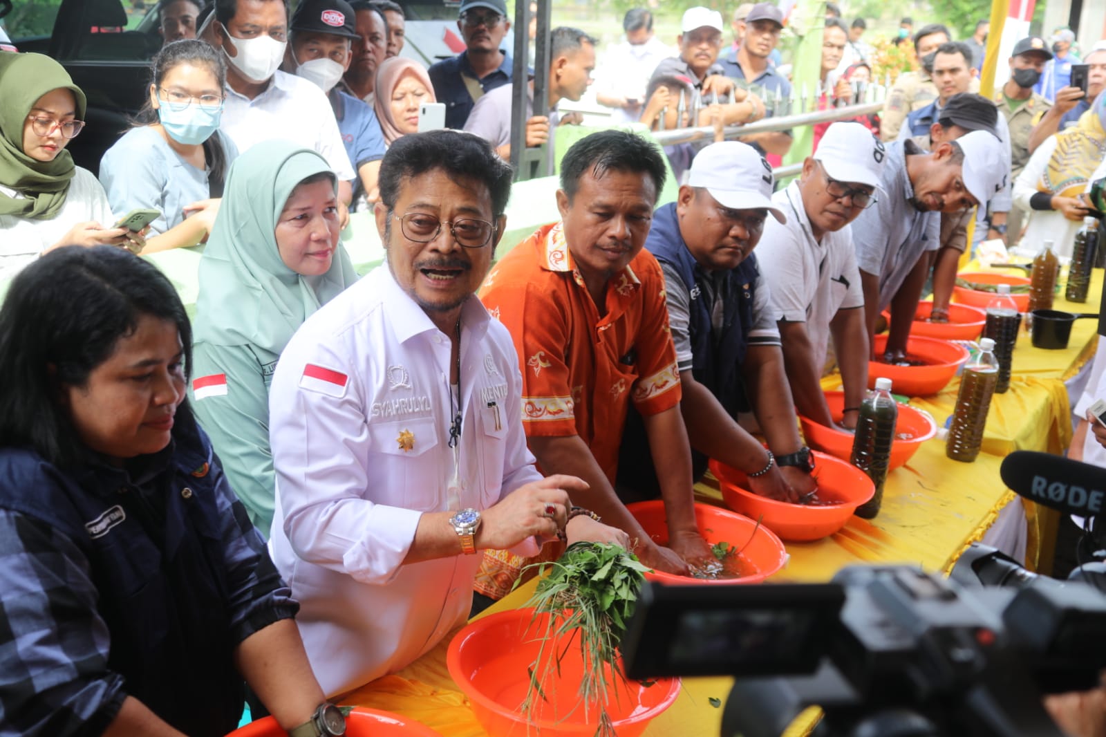 Mentan SYL meracik ramuan Biosaka yang terbuat dari bahan alami dedaunan dan rerumputan di Deli Serdang, Sumut, Sabtu (22/10). 
