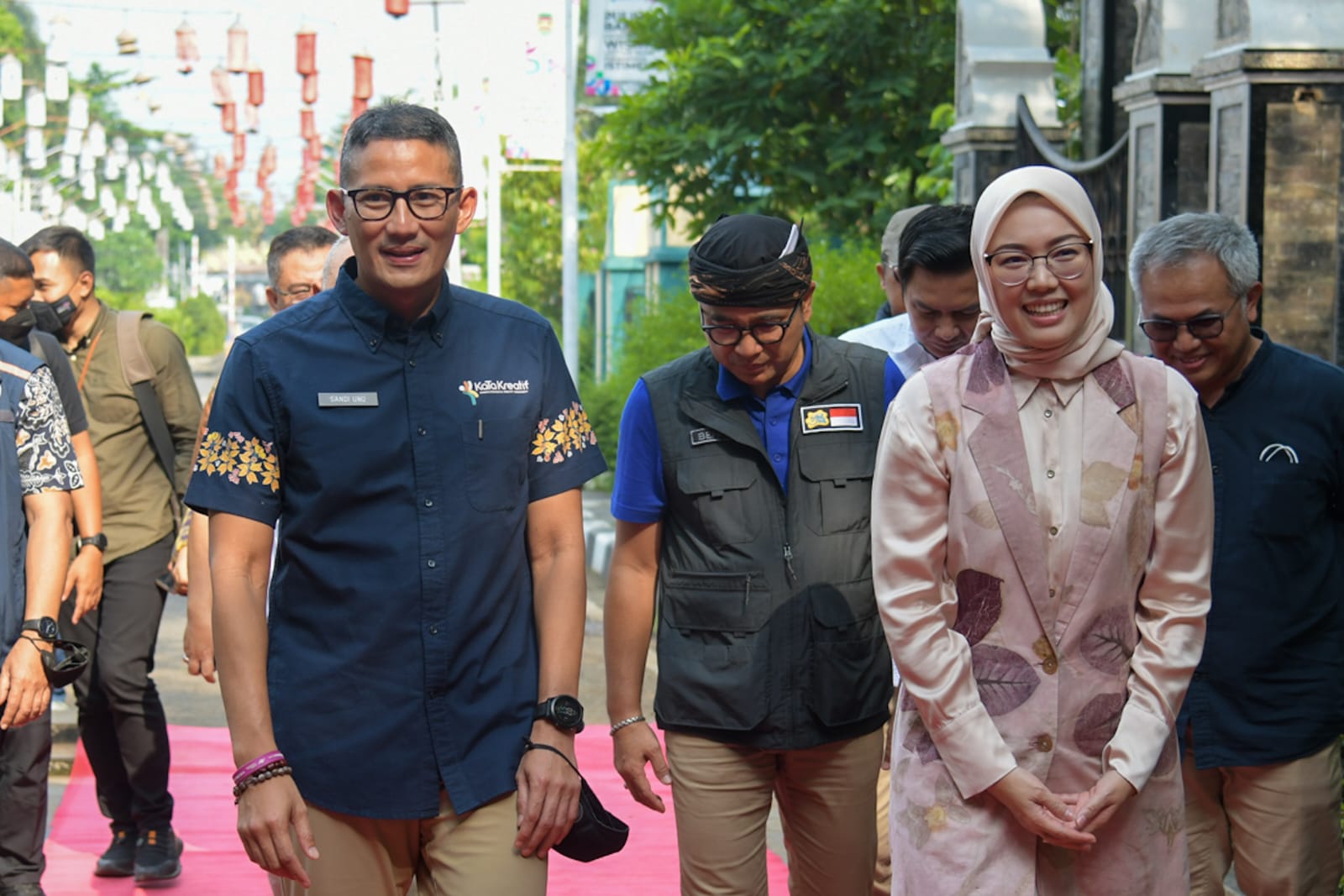 Menparekraf Sandiaga Uno (kiri) didampingi Bupati Purwakarta saat melakukan kunjungan kerja di Purwakarta, Sabtu (22/10/2022)