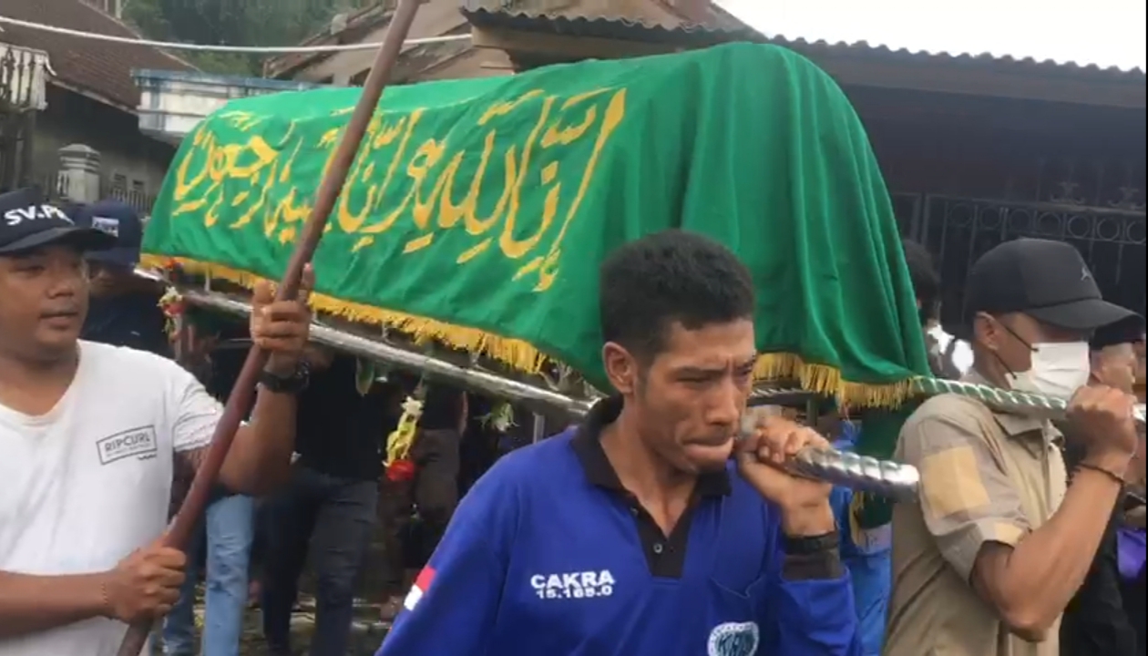 Pemakaman korban meninggal dunia Tragedi Kanjuruhan yang ke-134 yang bernama Reivano Dwi Afriyansah, 17.