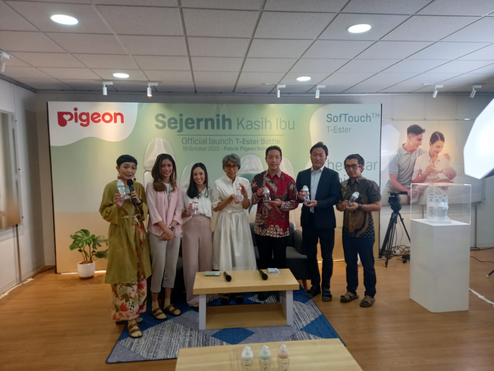 Acara peluncuran secara resmi T-Ester Bottle yang digelar Pigeon di Pabrik Pigeon Jl Raya Modern Industri, Serang, Banten, Rabu (19/10).