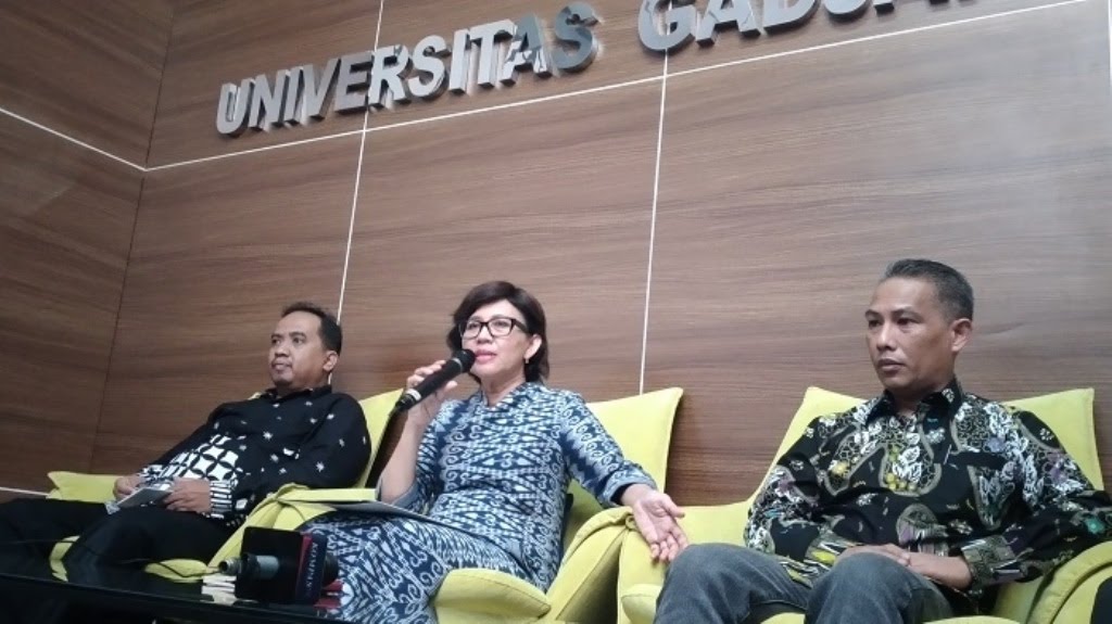 Rektor UGM, Ova Emilia (tengah) dan Dekan Fakultas Kehutanan UGM, Sigit Sunarta (kiri)