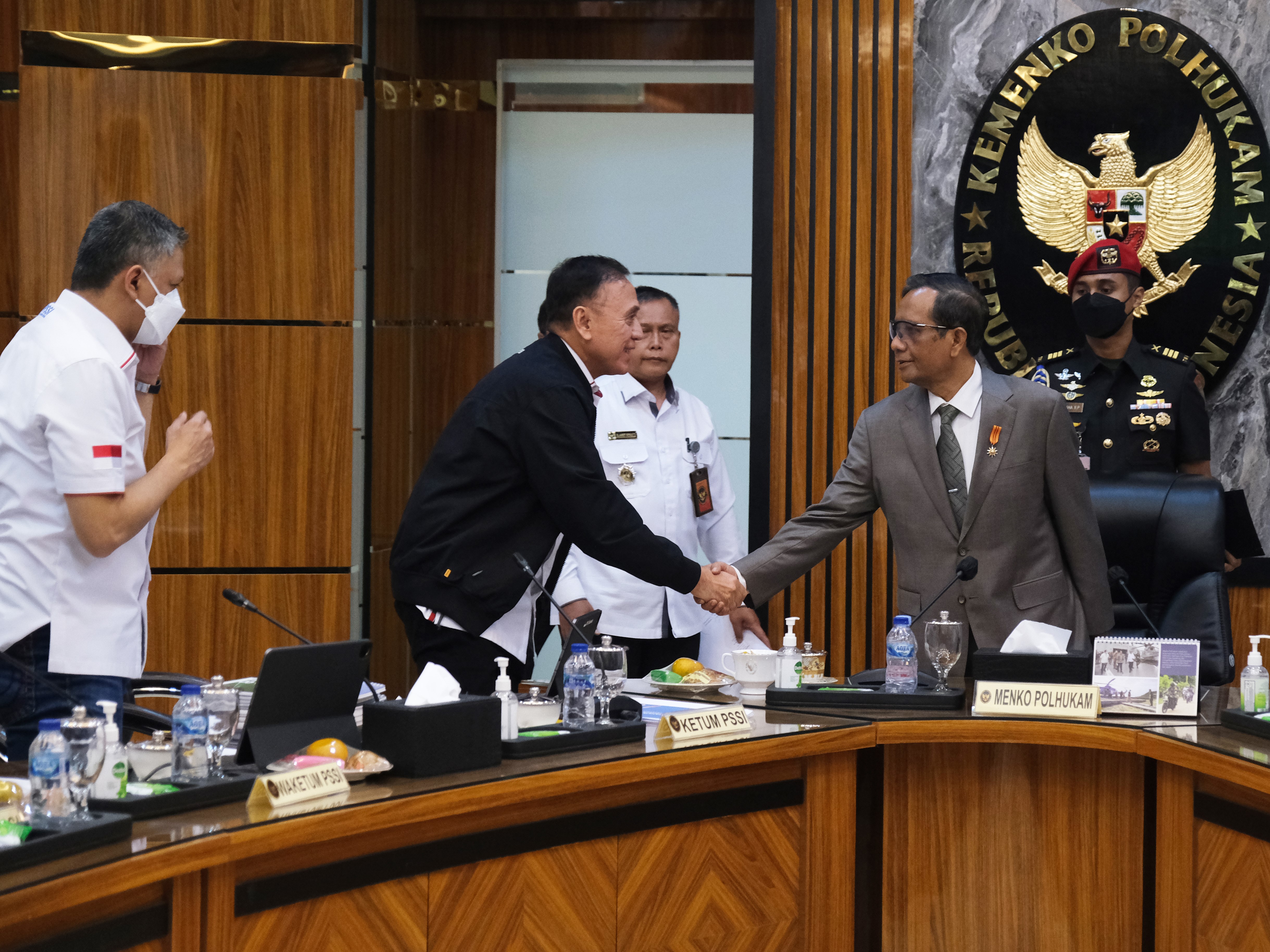 Ketua Tim Gabungan Independen Pencari Fakta (TGIPF) Tragedi Kanjuruhan Mahfud MD menyalami Ketua Umum PSSI Mochamad Iriawan.