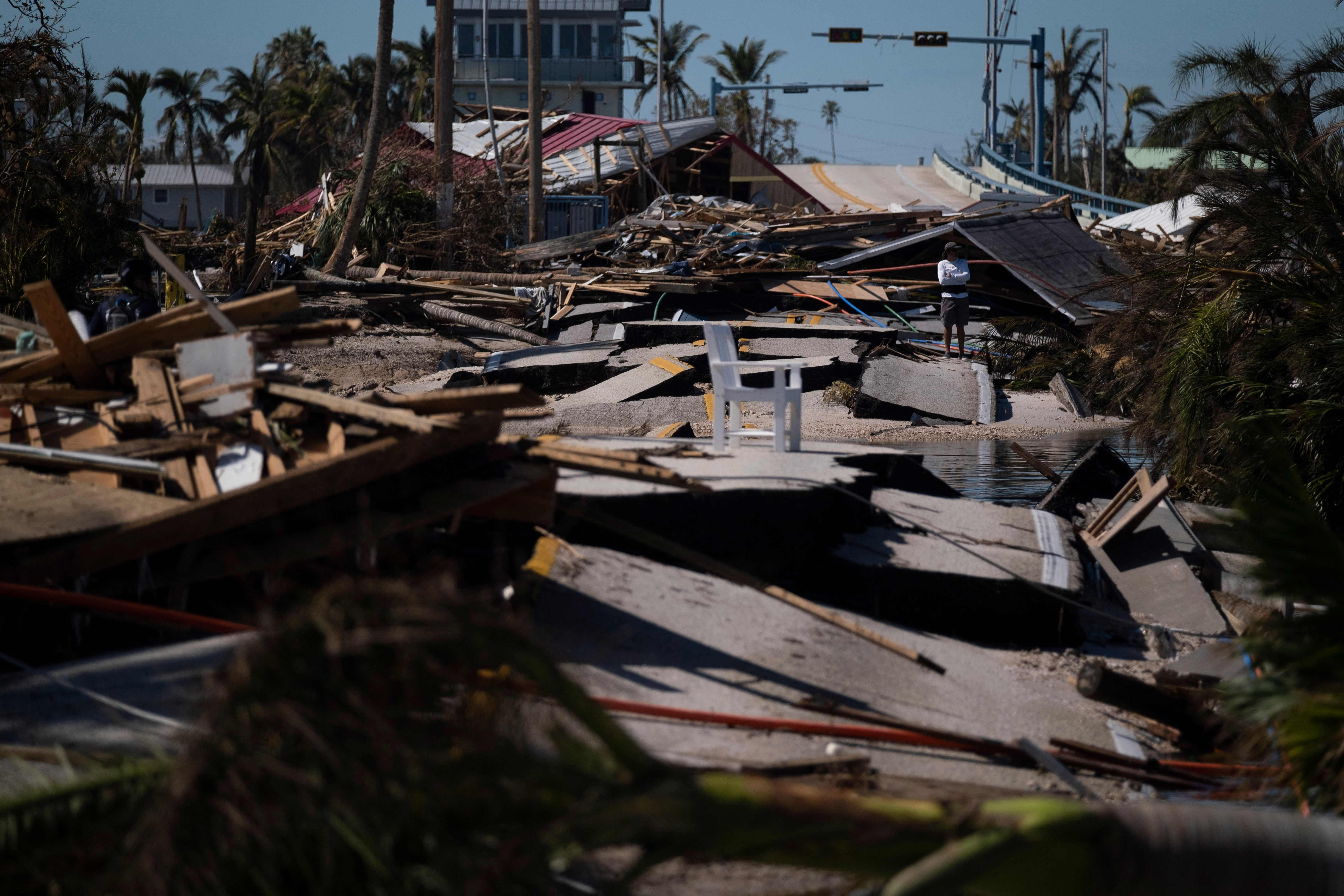 Puing-puing rumah yang hancur berserakan diterjang Badai Ian di Matlacha, Florida, Amerika Serikat, Sabtu (1/10).