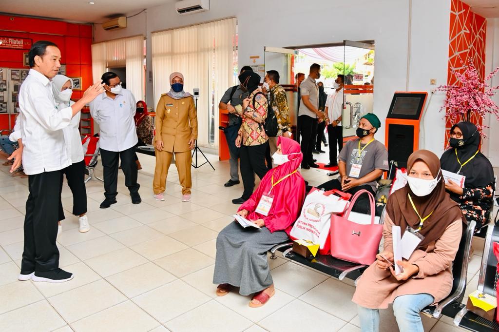 Presiden Joko Widodo meninjau langsung penyaluran BLT BBM di Kantor Pos Bandar Lampung, Lampung