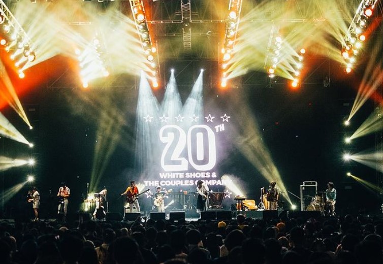 Penampilan White Shoes and The Couples Company saat merayakan 20 tahun bermusik di Synchronize Fest 2022.