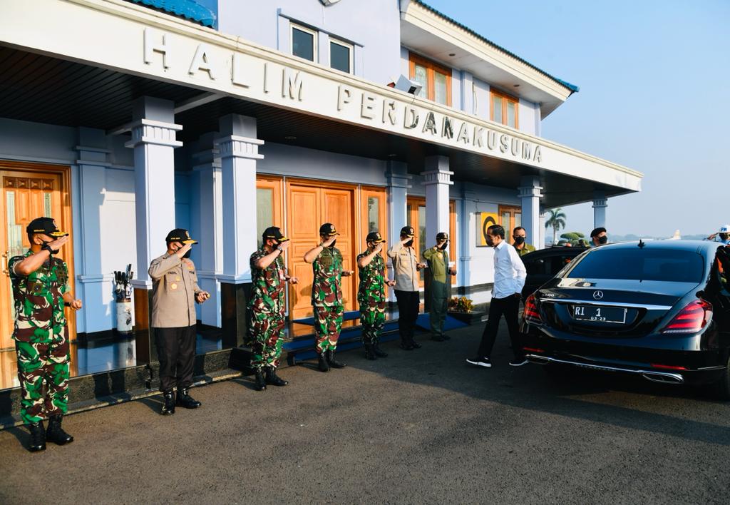 Potret Presiden Jokowi saat berada di Bandara Halim Perdanakusuma pada awal 2022.