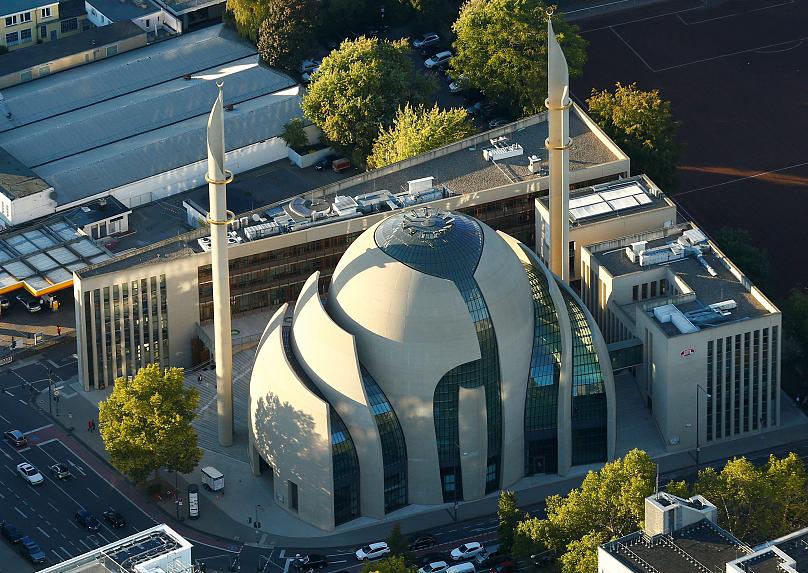 Masjid Pusat Koeln, Jerman mulai mengumandangkan azan untuk Salat Jumat pada Jumat (14/10).